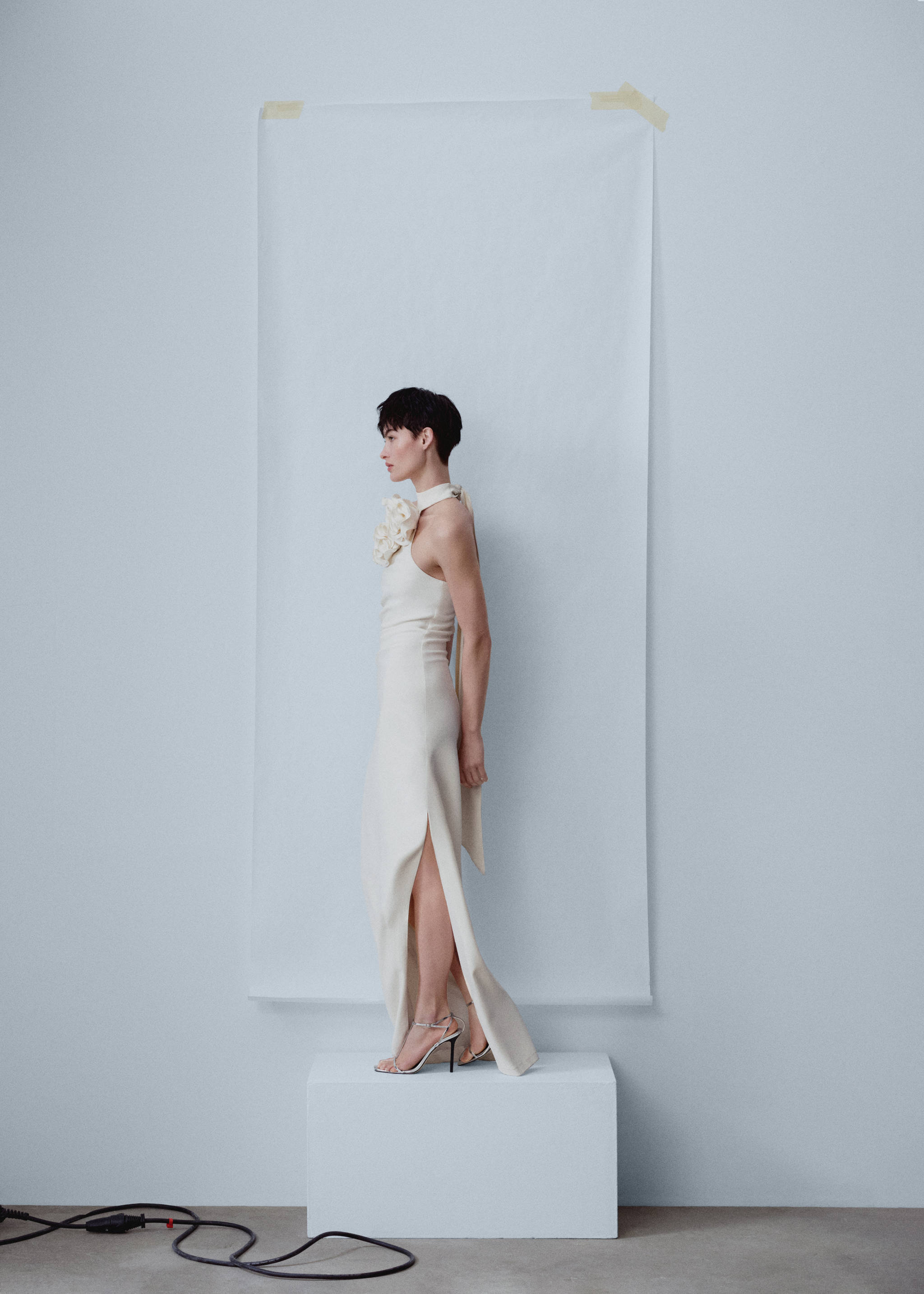 Vestido com maxiflor e abertura - Pormenor do artigo 1