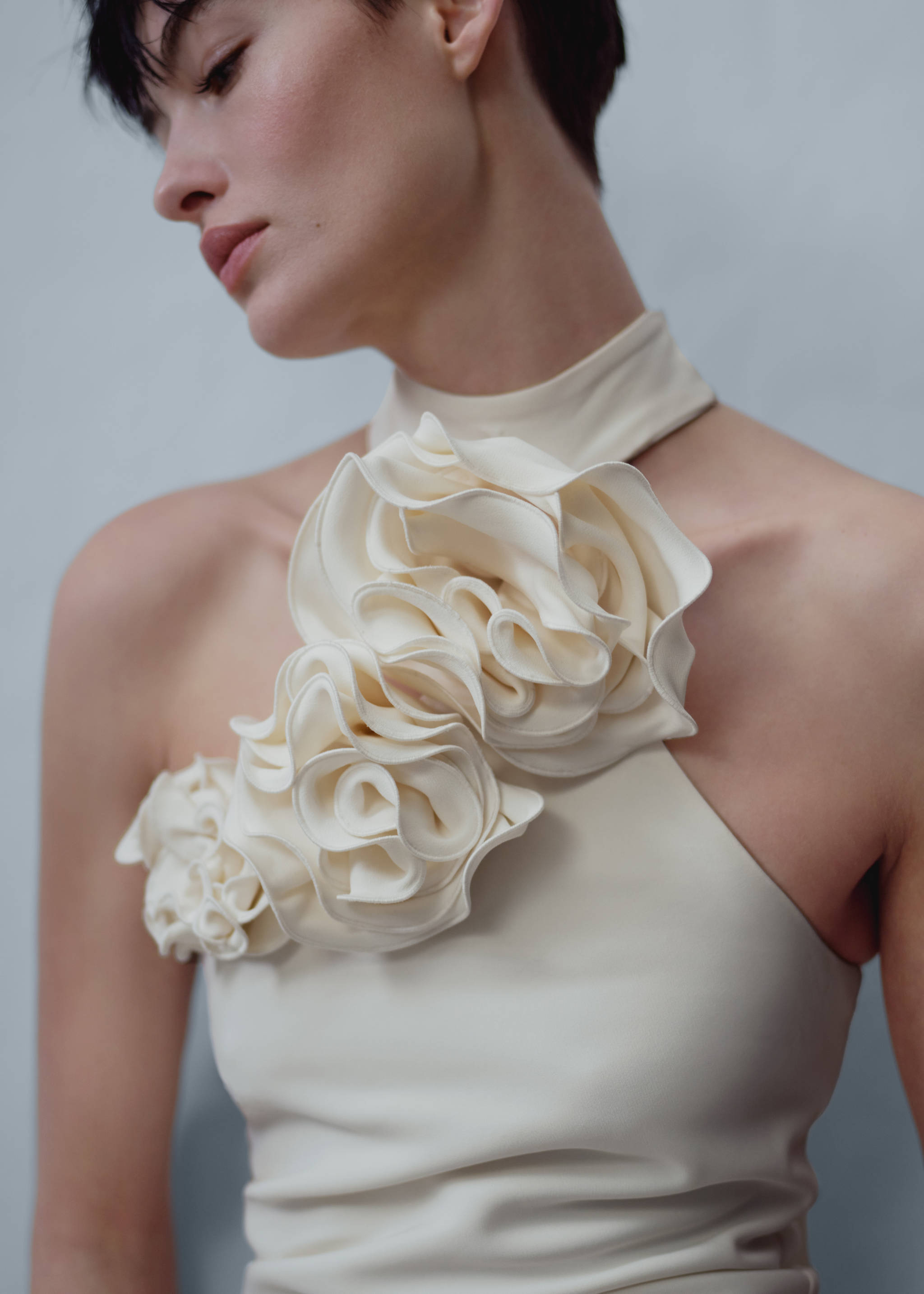 Vestido com maxiflor e abertura - Pormenor do artigo 4