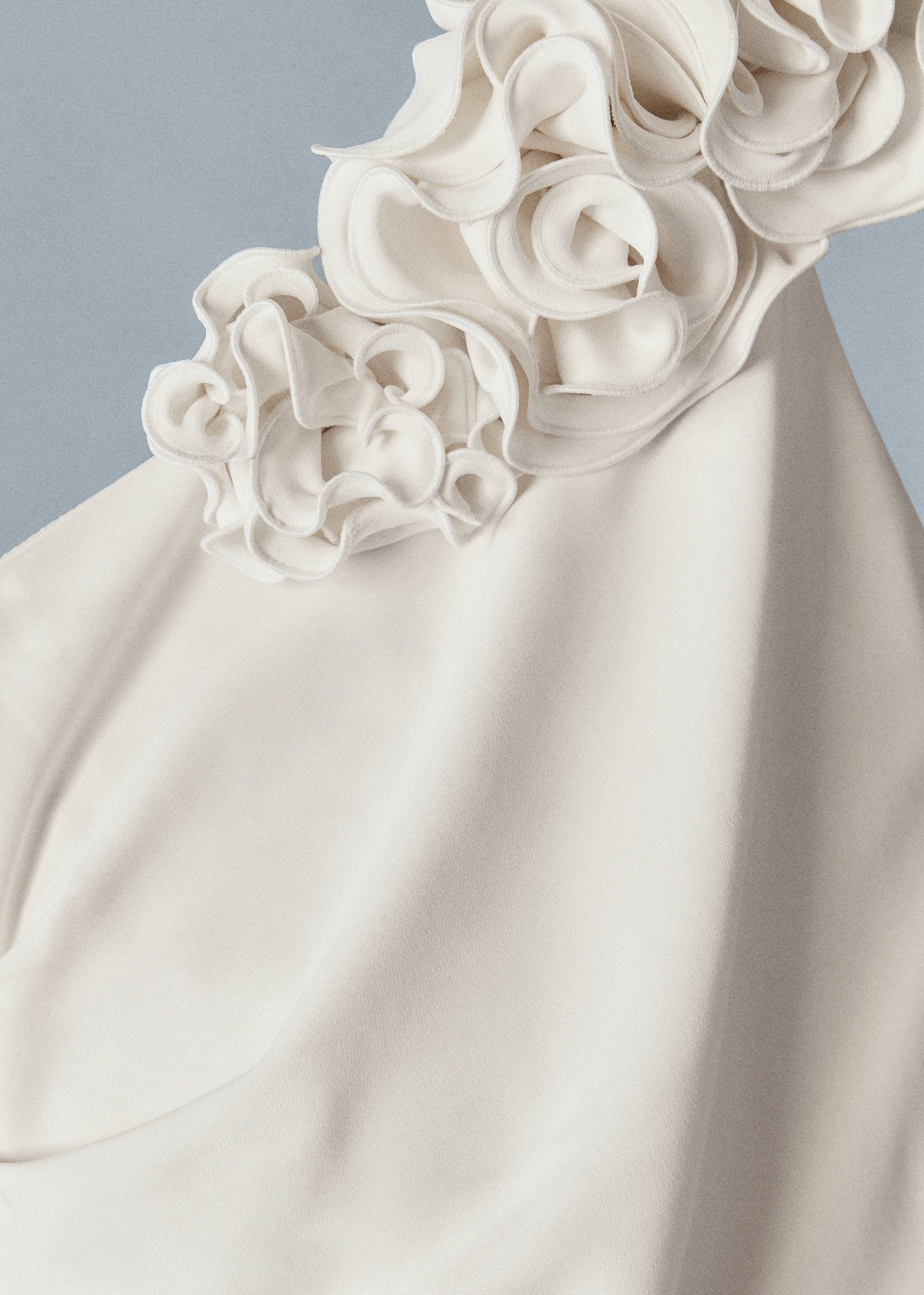 Vestido com maxiflor e abertura - Pormenor do artigo 8