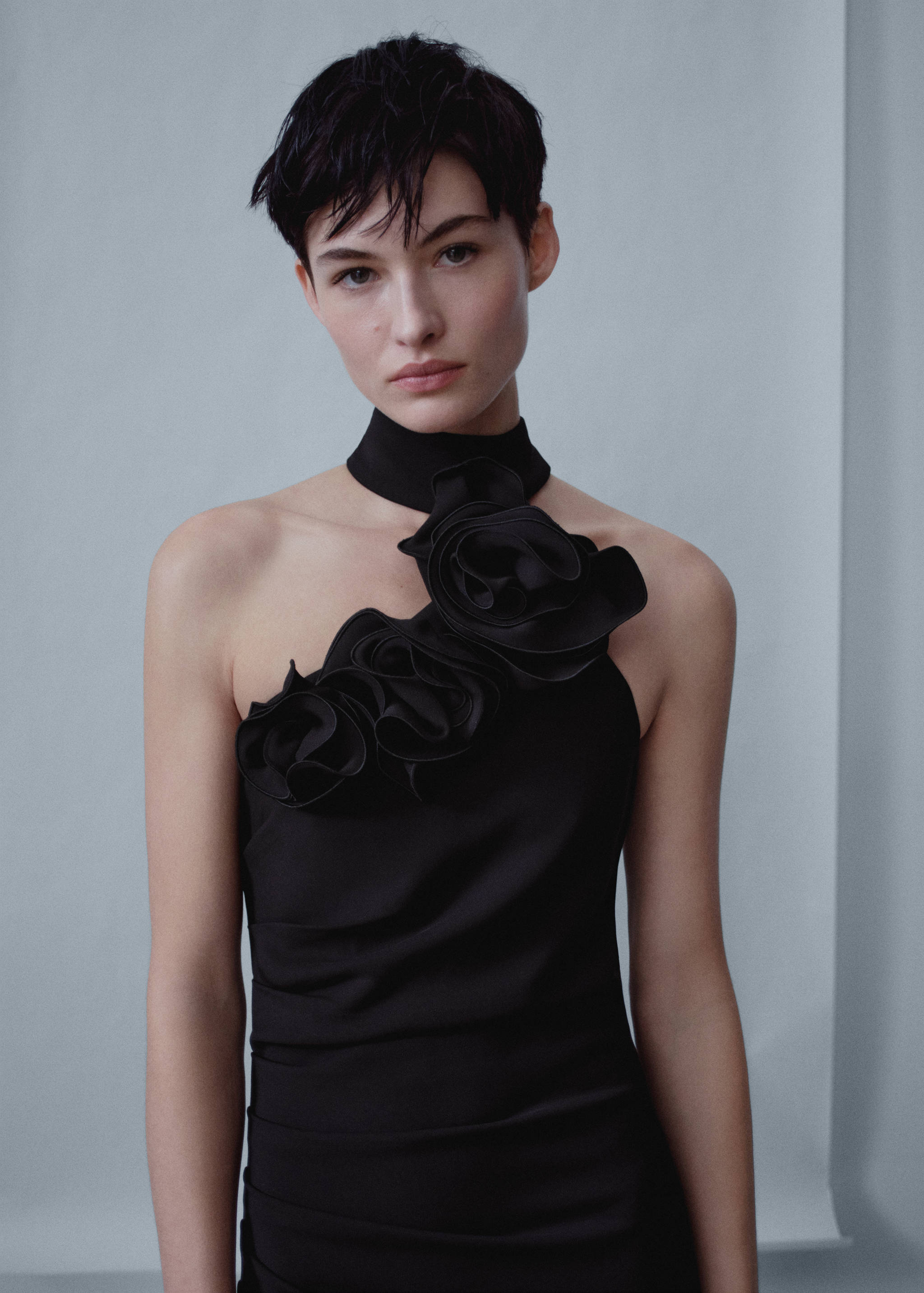 Vestido com maxiflor e abertura - Plano médio