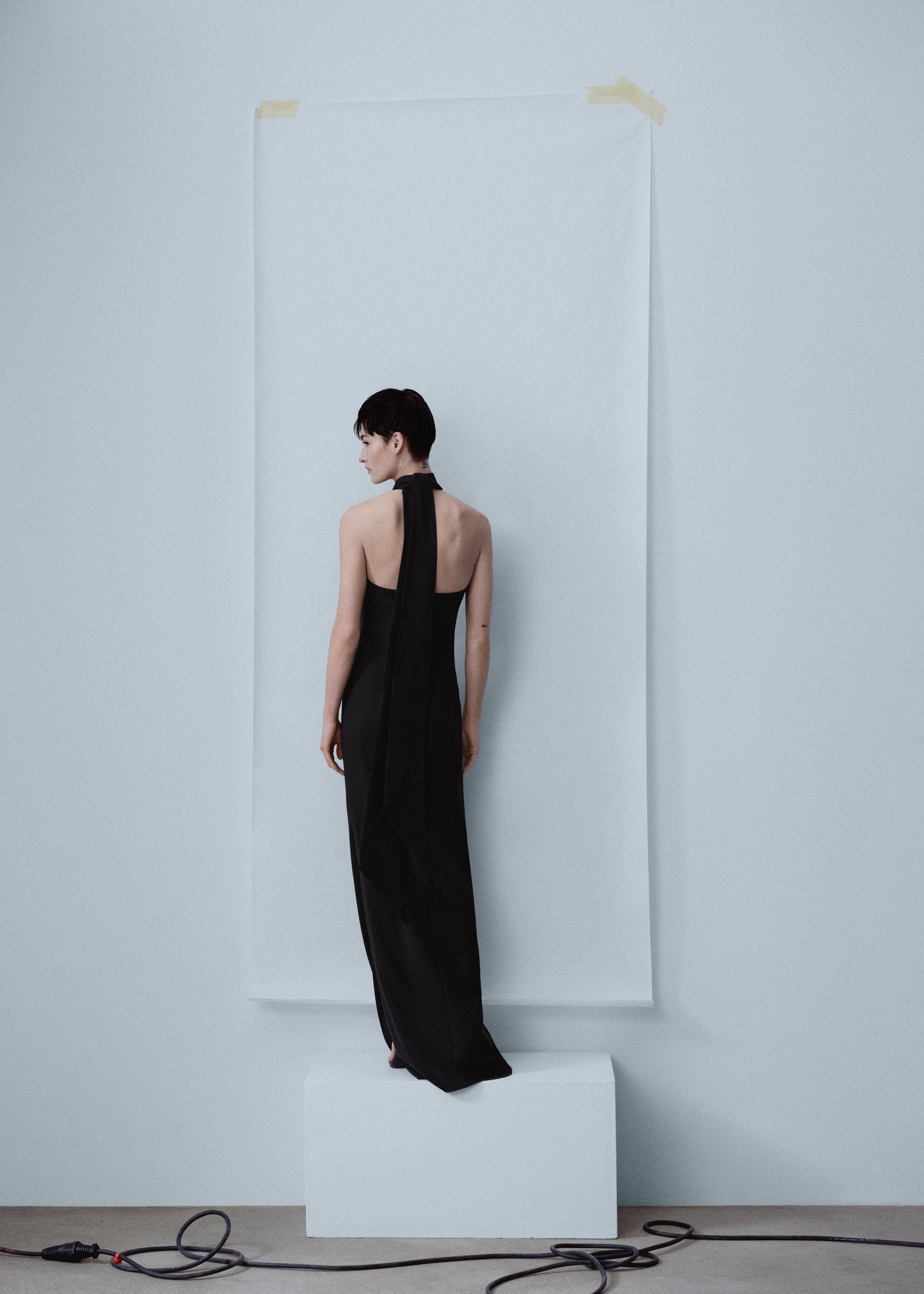 Vestido com maxiflor e abertura - Verso do artigo