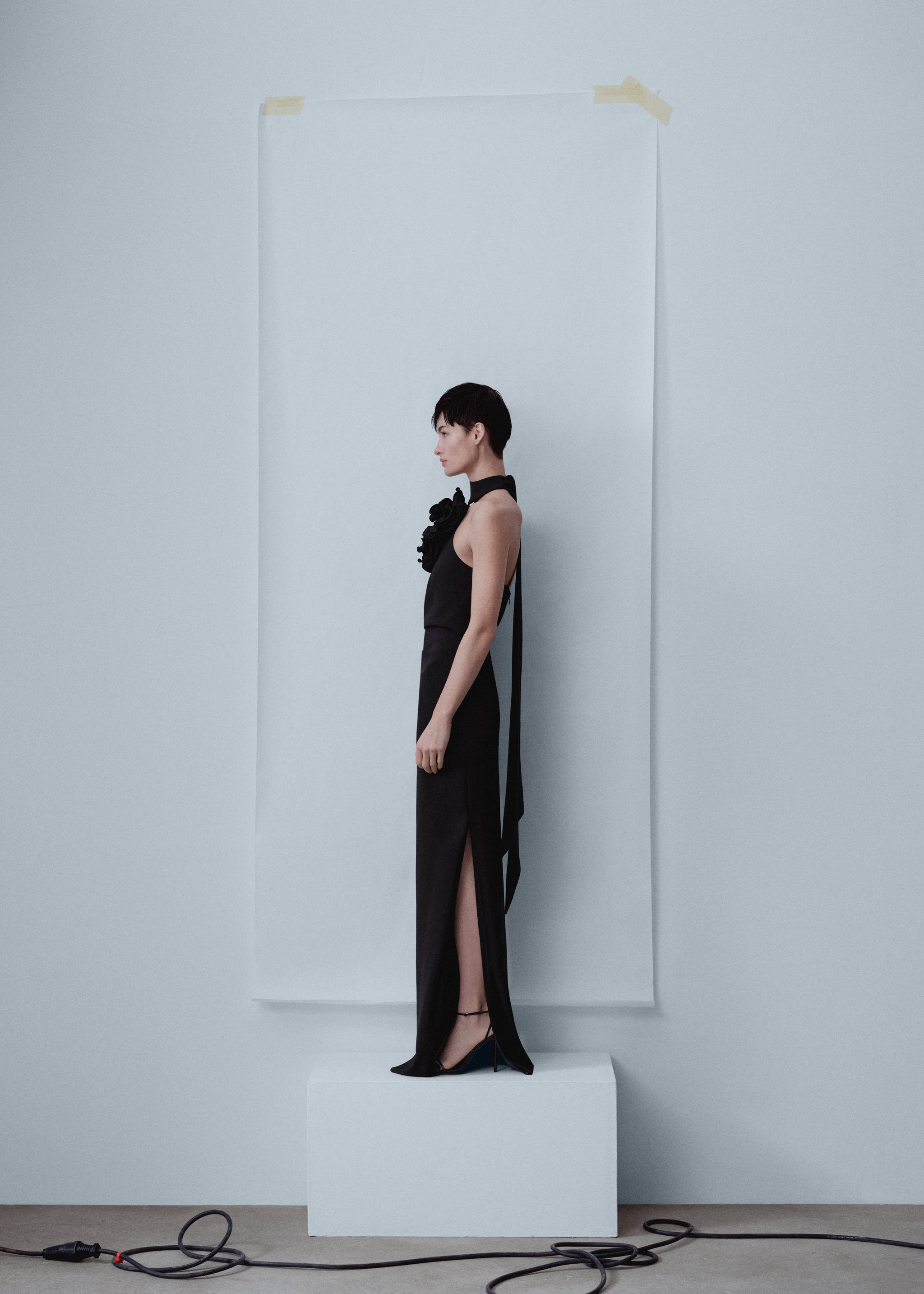 Vestido com maxiflor e abertura - Pormenor do artigo 1