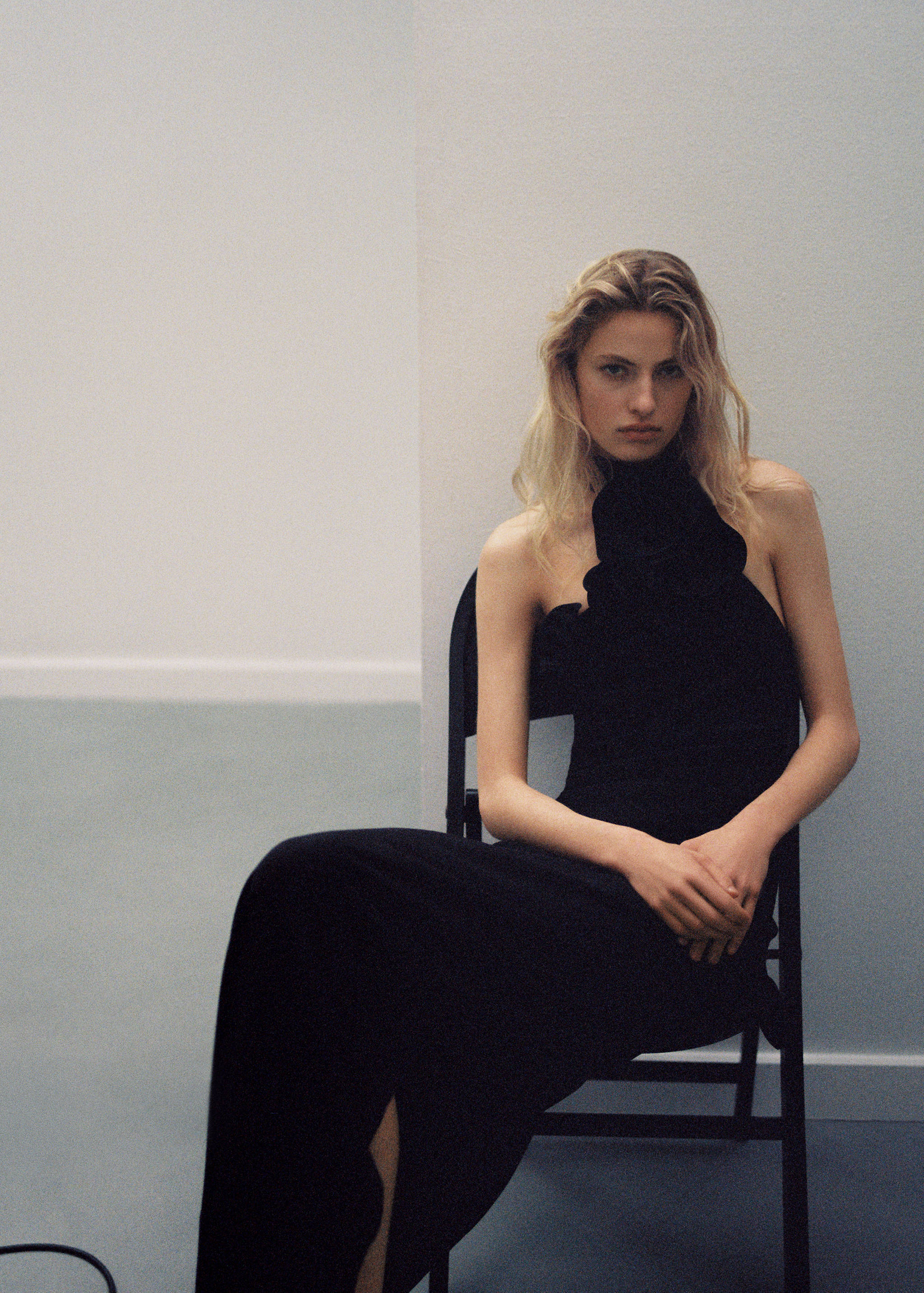 Vestido com maxiflor e abertura - Pormenor do artigo 6