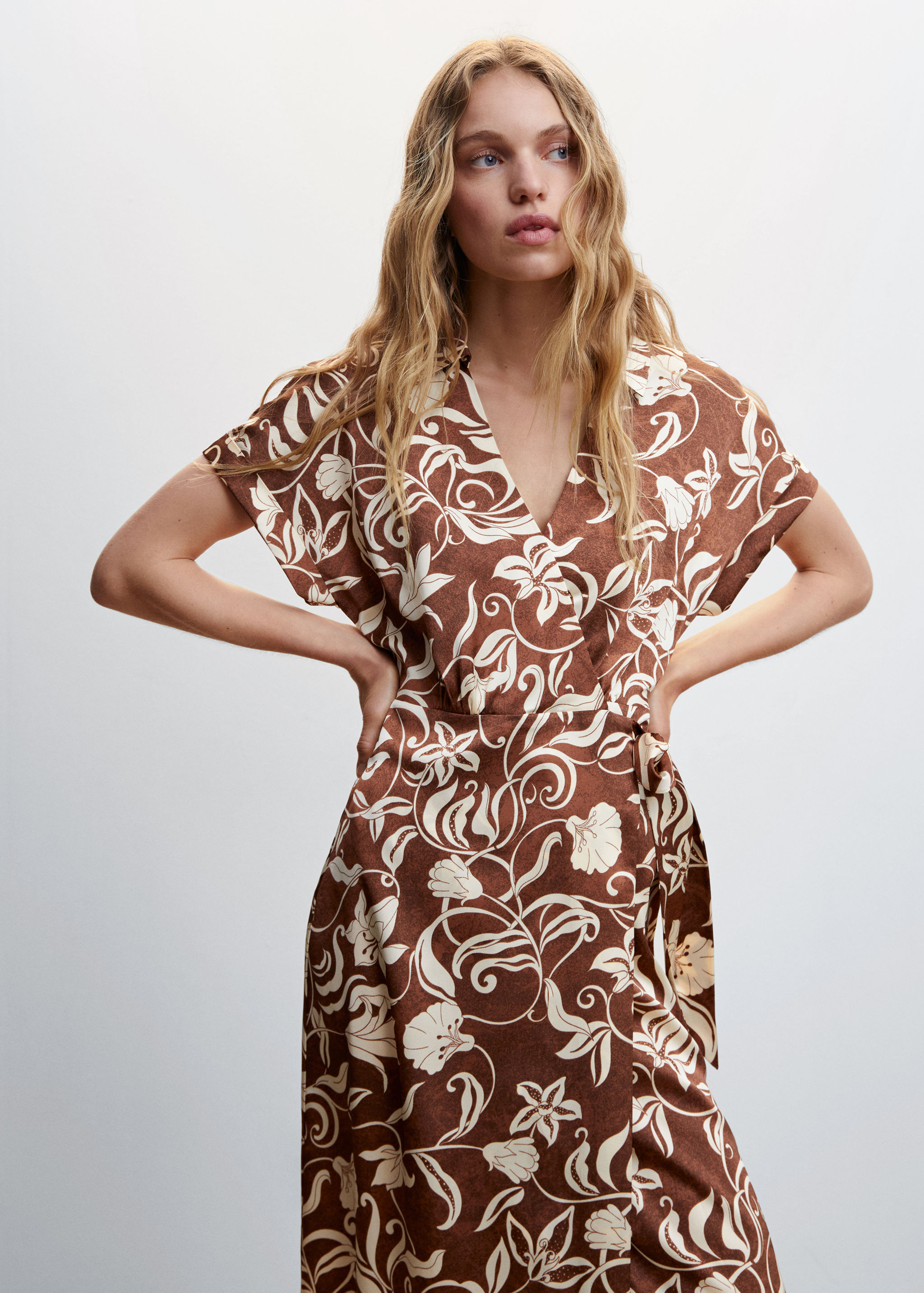 Vestido cruzado estampado - Plano medio