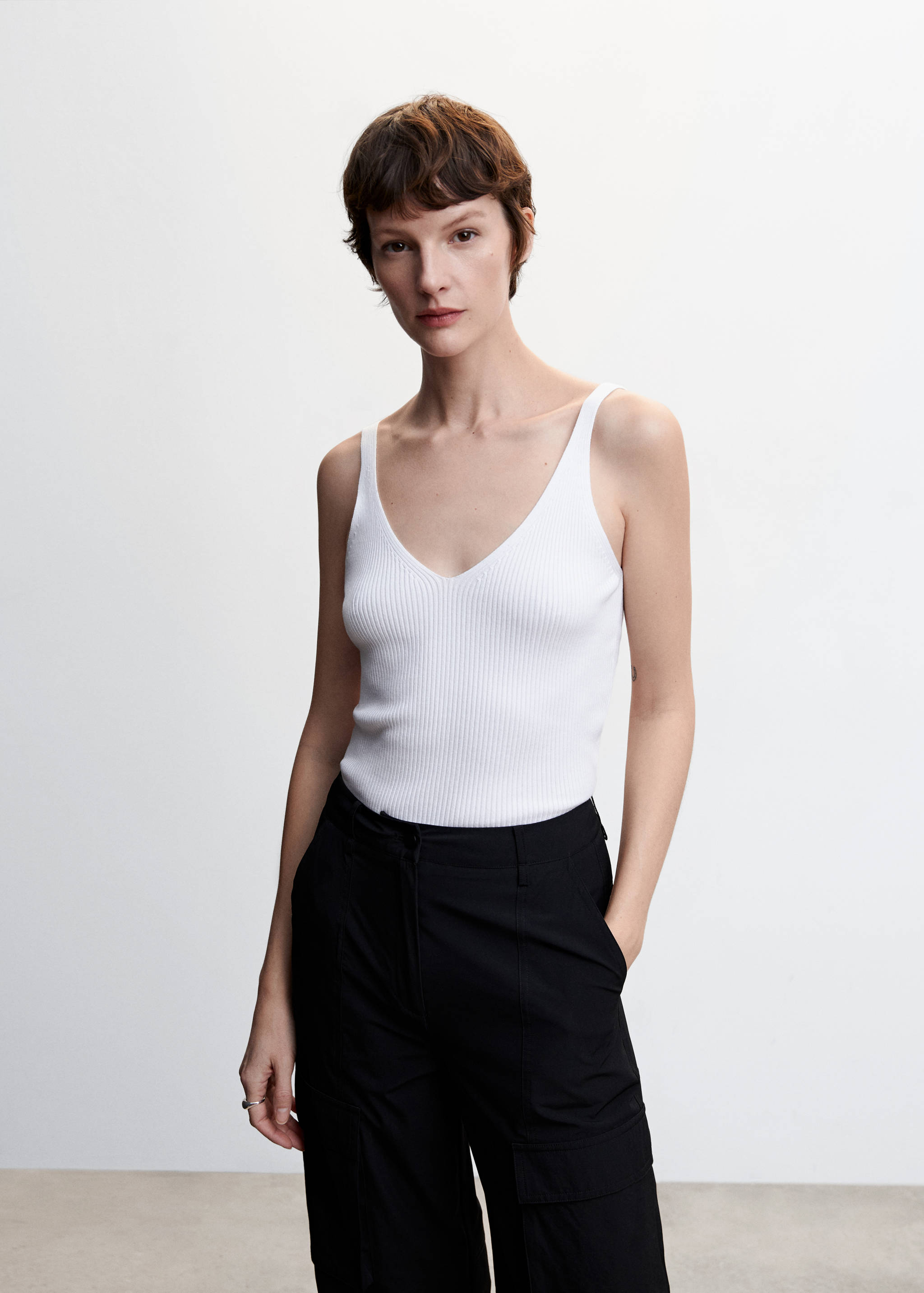 Top punto escote pico - Plano medio