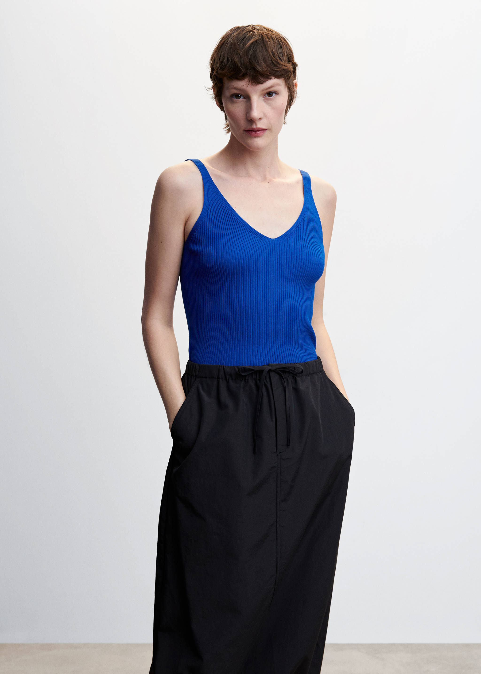 Top punto escote pico - Plano medio