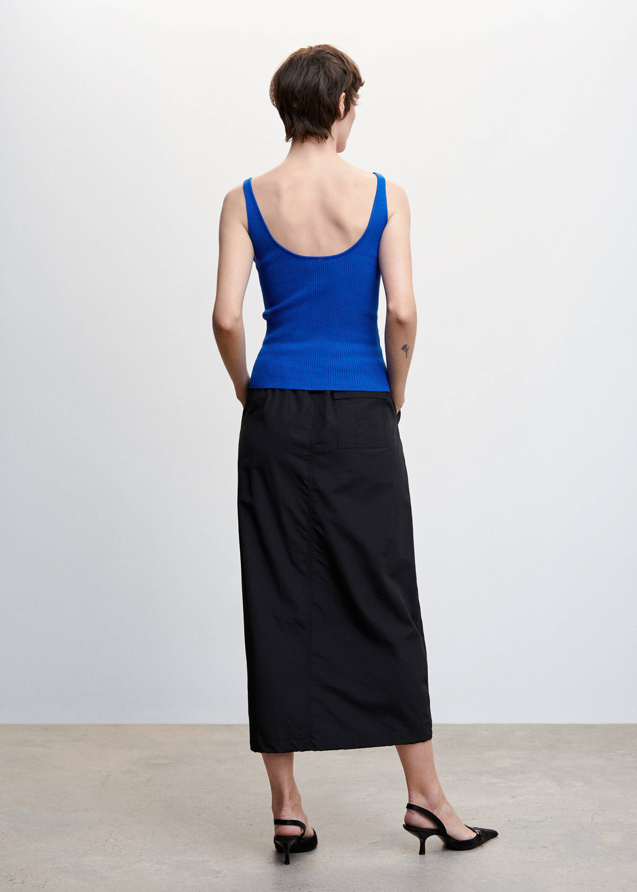 Top punto escote pico - Reverso del artículo