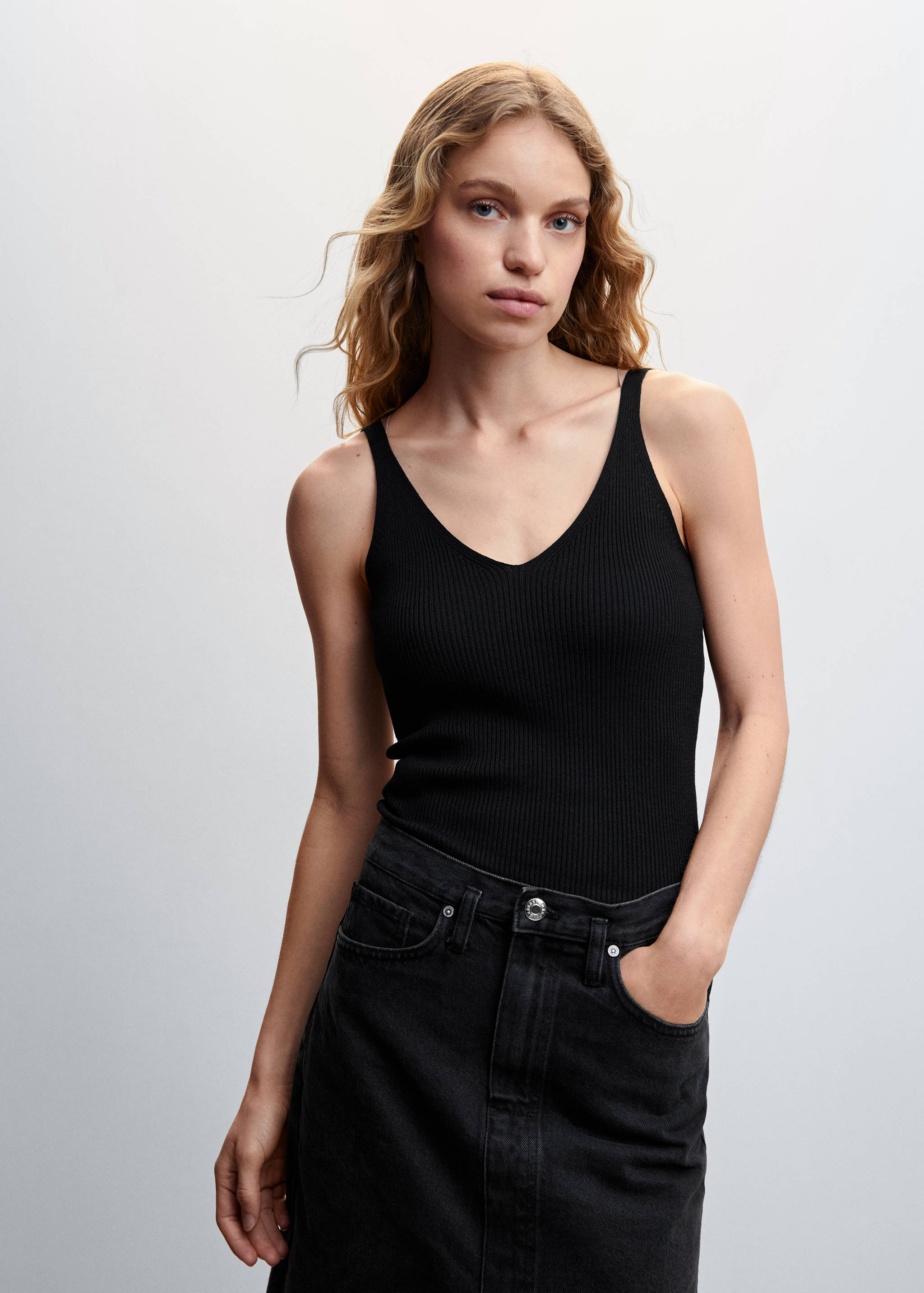 Top punto escote pico - Plano medio