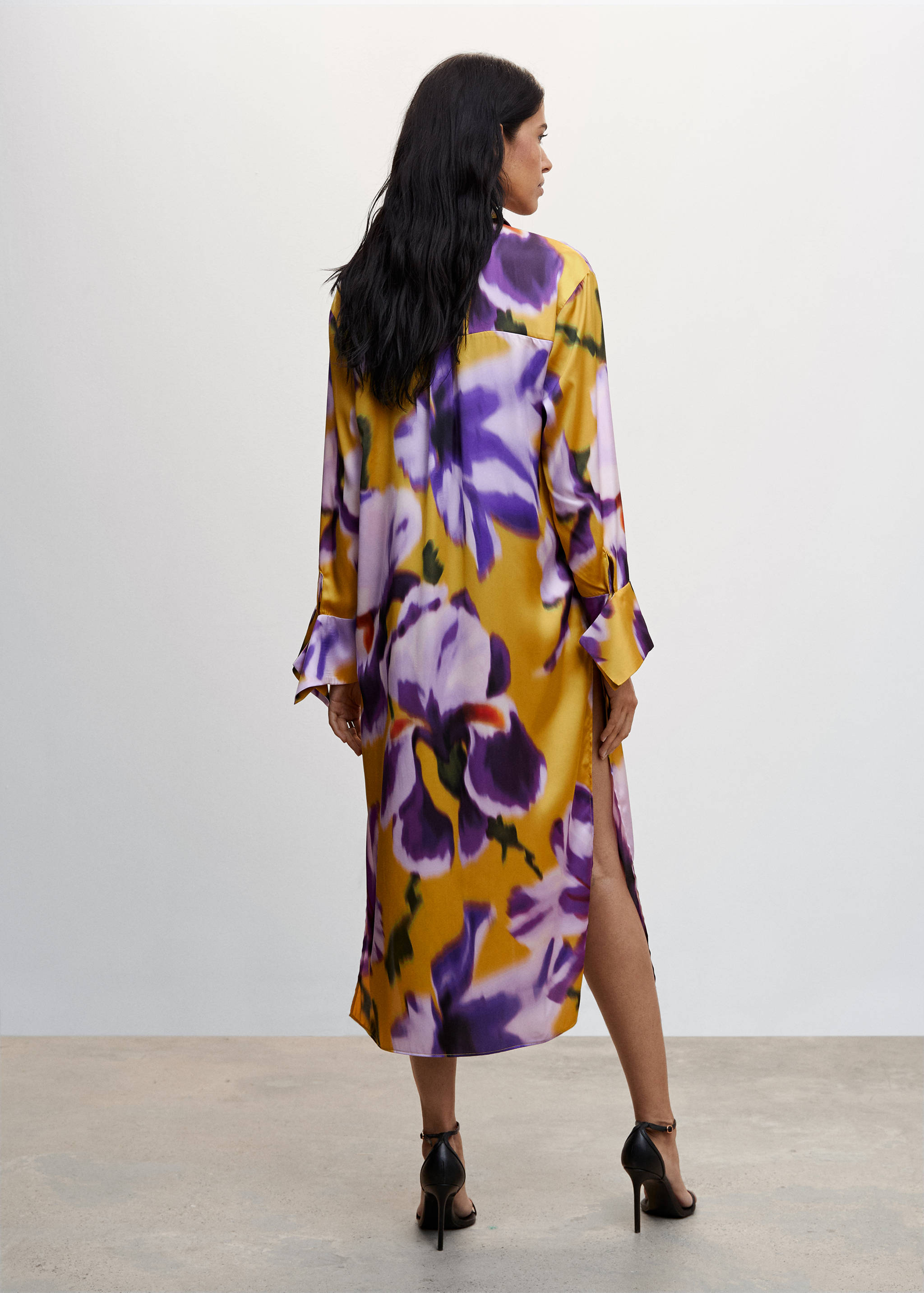 Hemdblusenkleid mit Blumenmotiv - Rückseite des Artikels