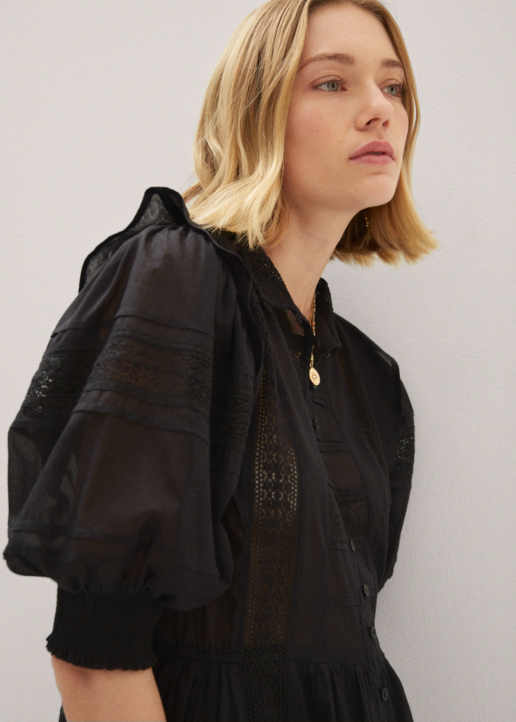 Besticktes Kleid mit Ballonärmeln - Detail des Artikels 1