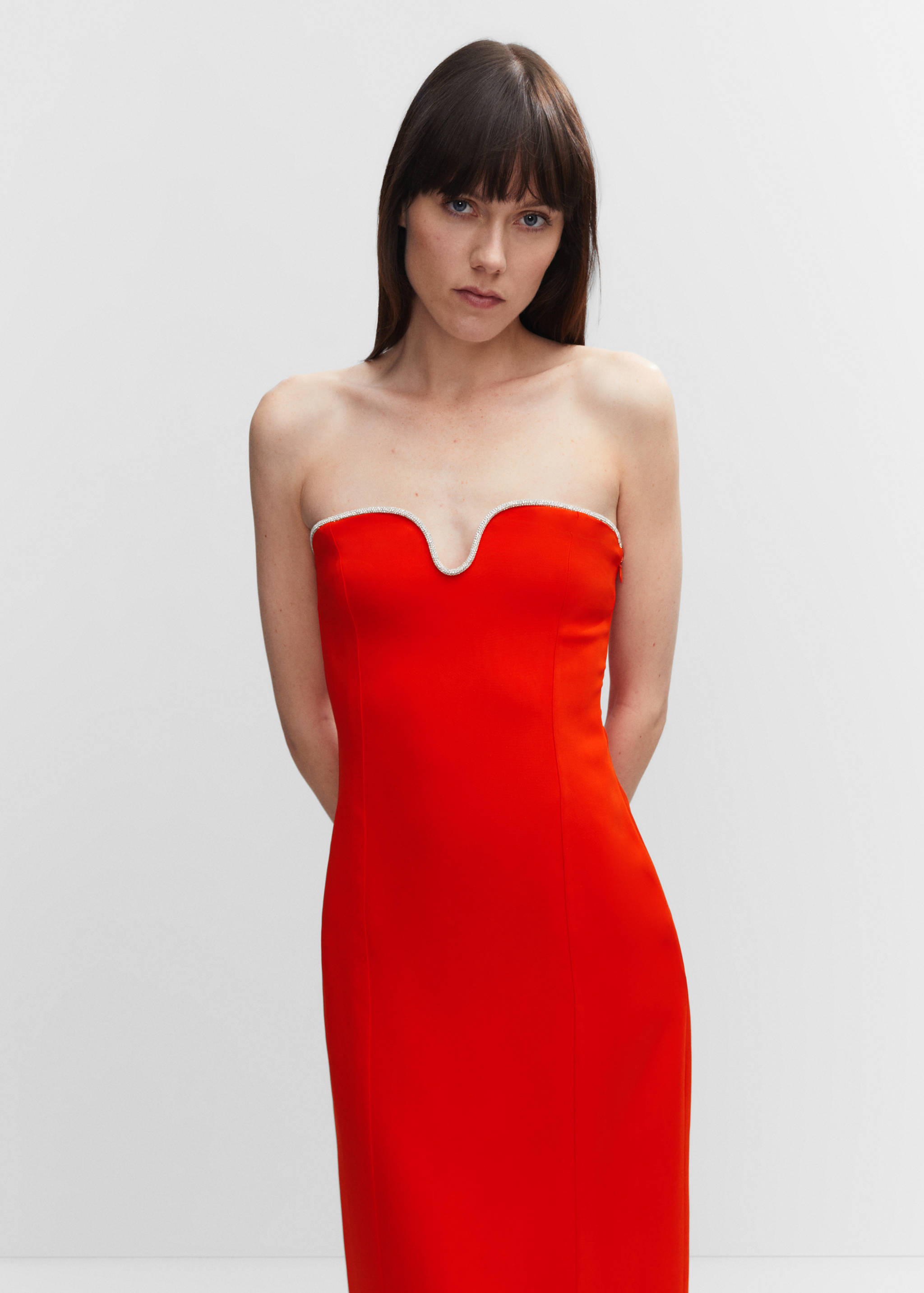 Vestido escote detalle metálico - Plano medio