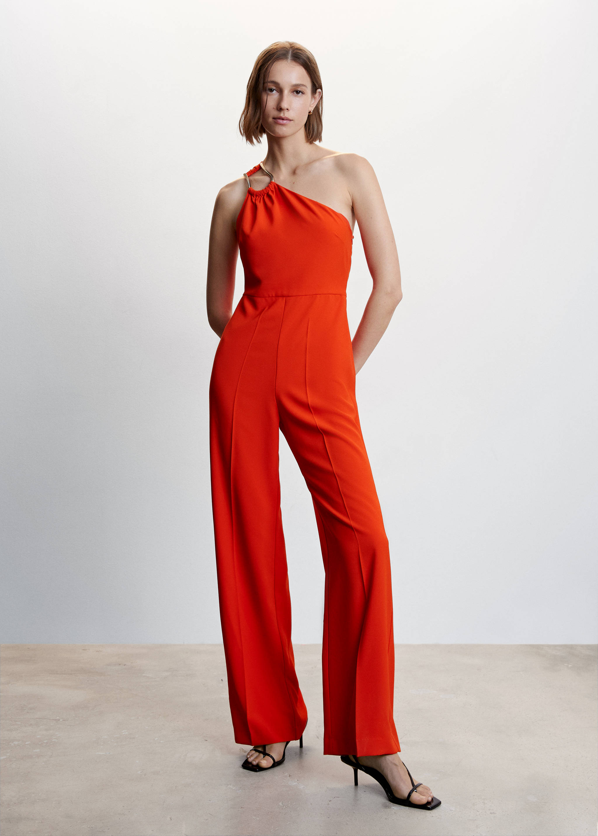 Asymmetrische jumpsuit met metalen detail - Overzichtstekening