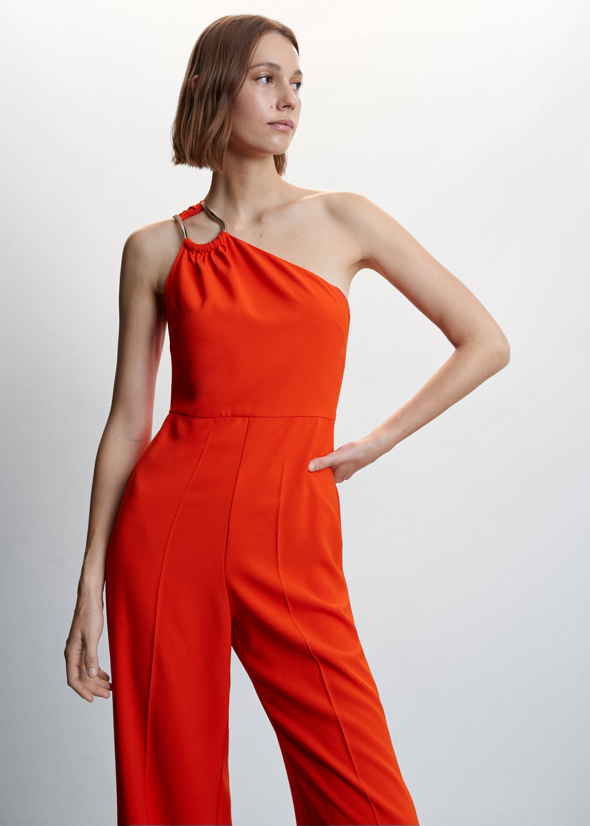 Asymmetrische jumpsuit met metalen detail - Middenvlak