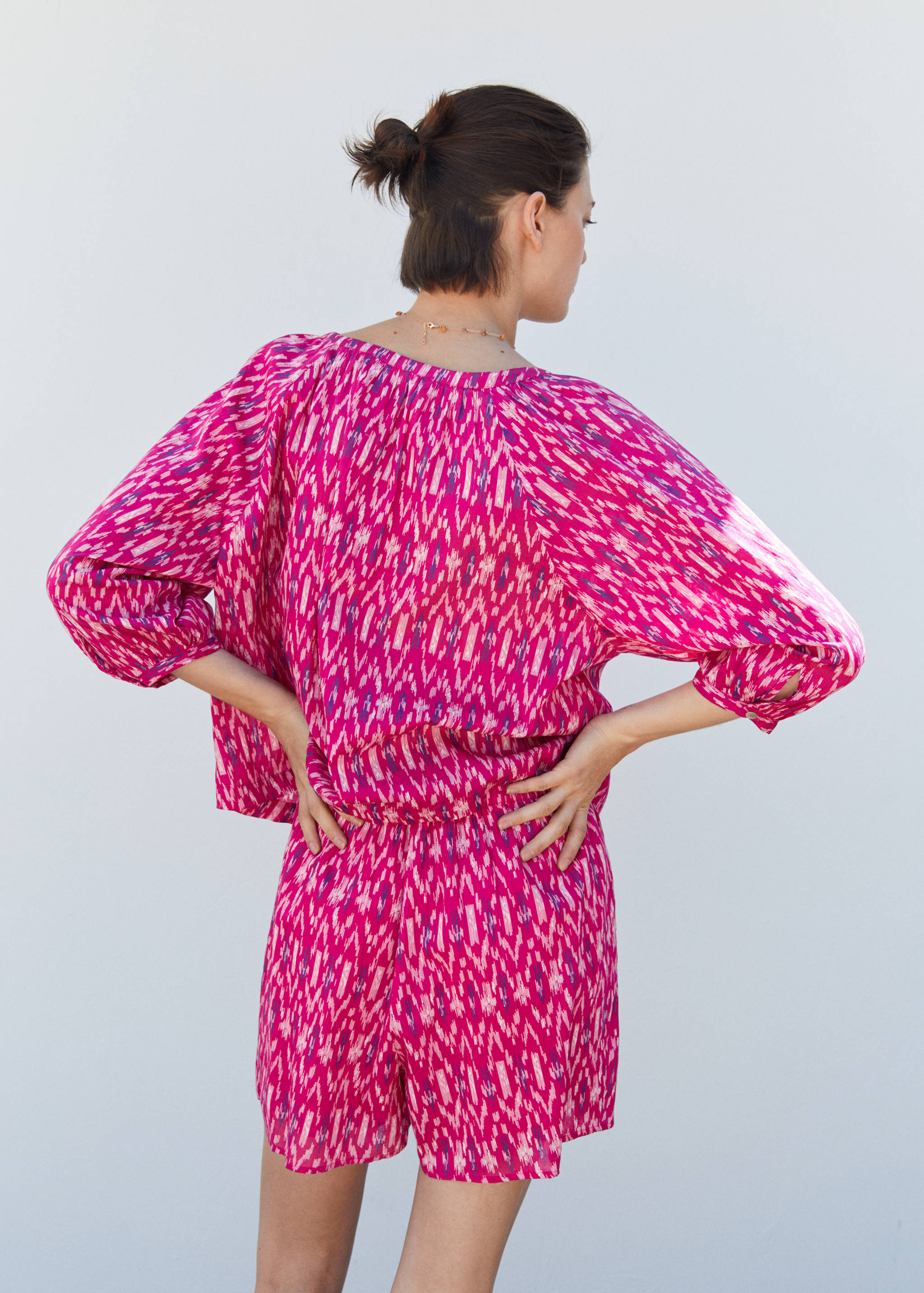 Mönstrade shorts med volanger - Artikelns baksida