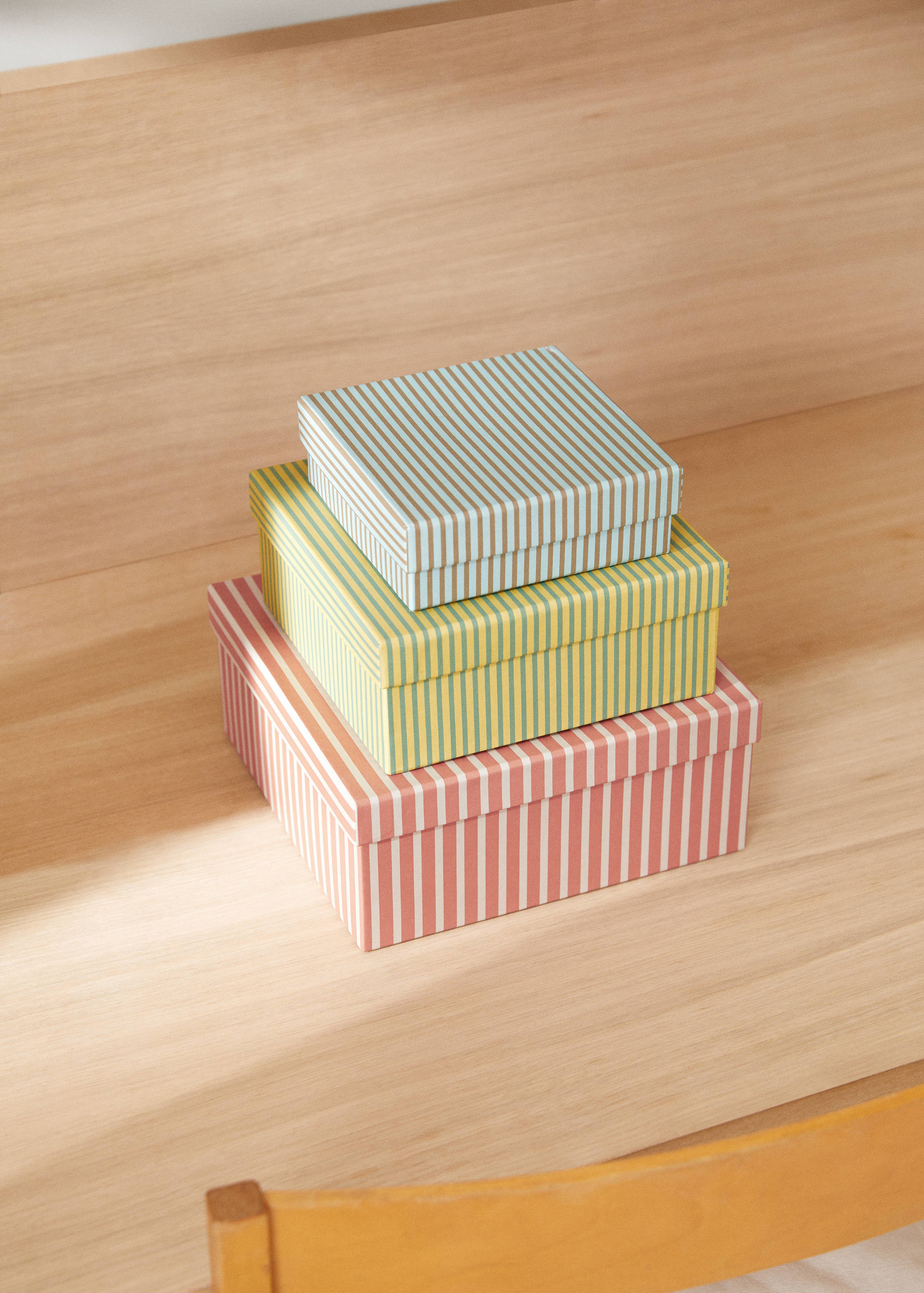 Striped storage box 24x24cm - General plane