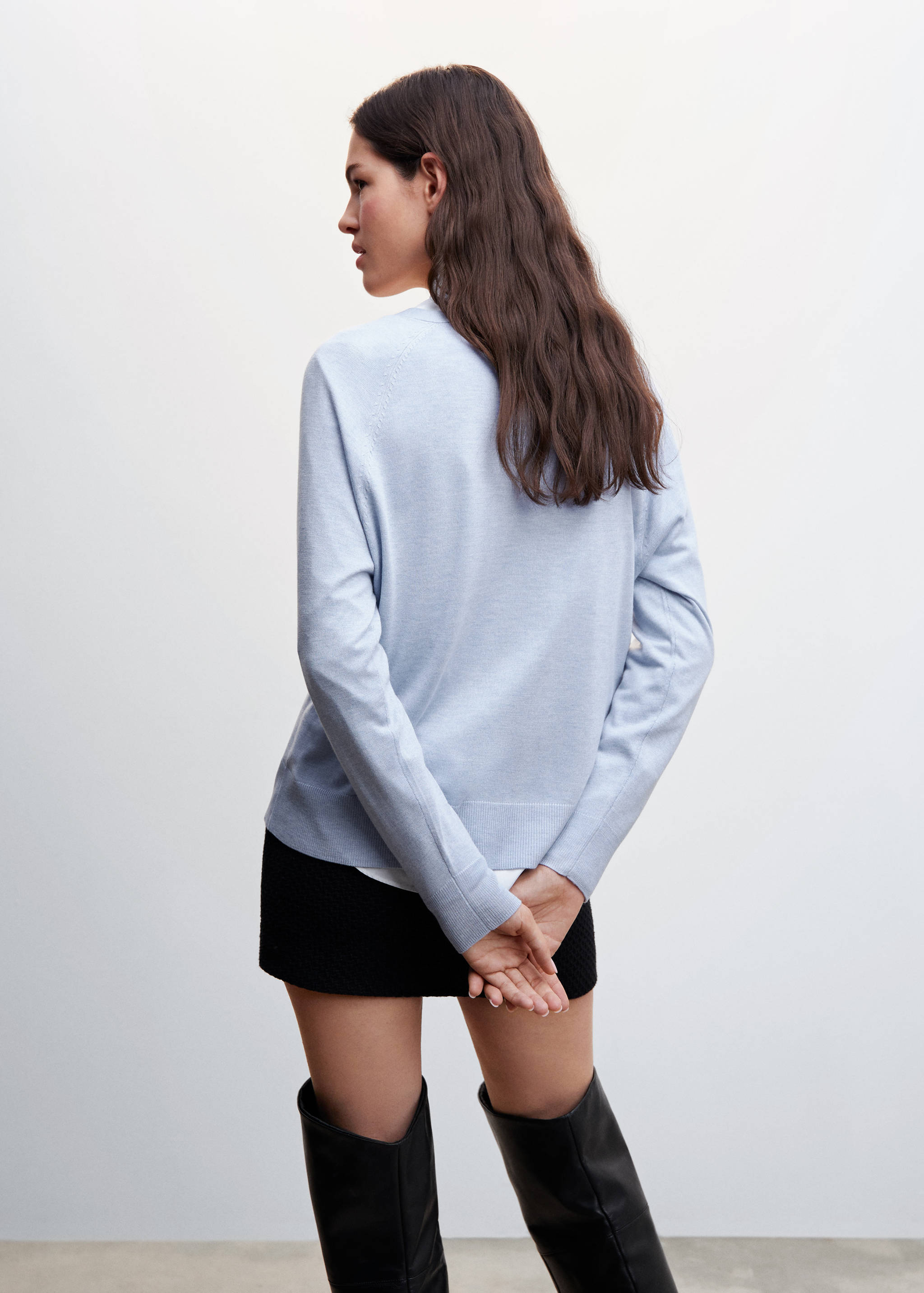 Sweter z cienkiej dzianiny z dekoltem w serek - Tylna strona artykułu