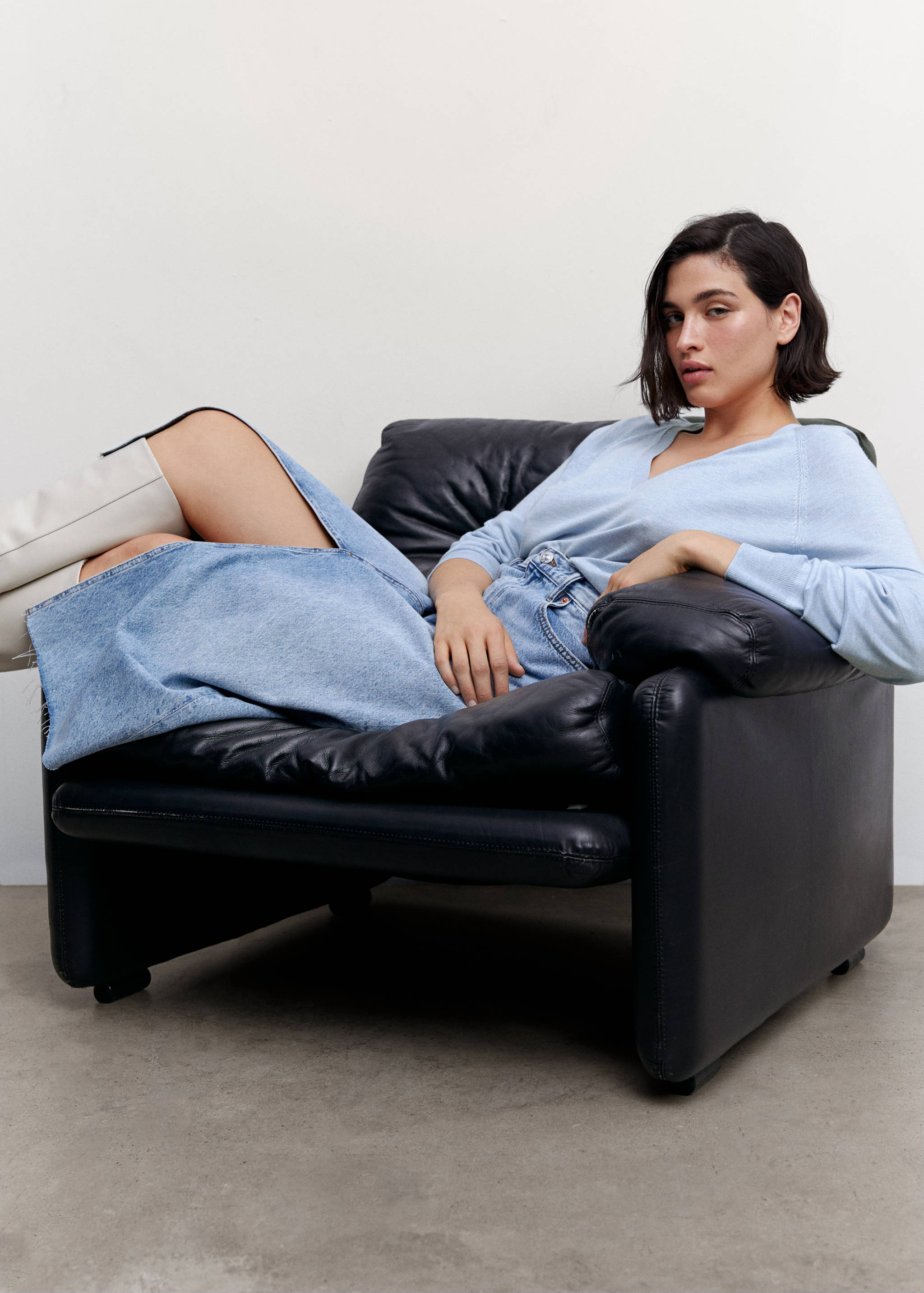 Sweter z cienkiej dzianiny z dekoltem w serek - Szczegóły artykułu 4