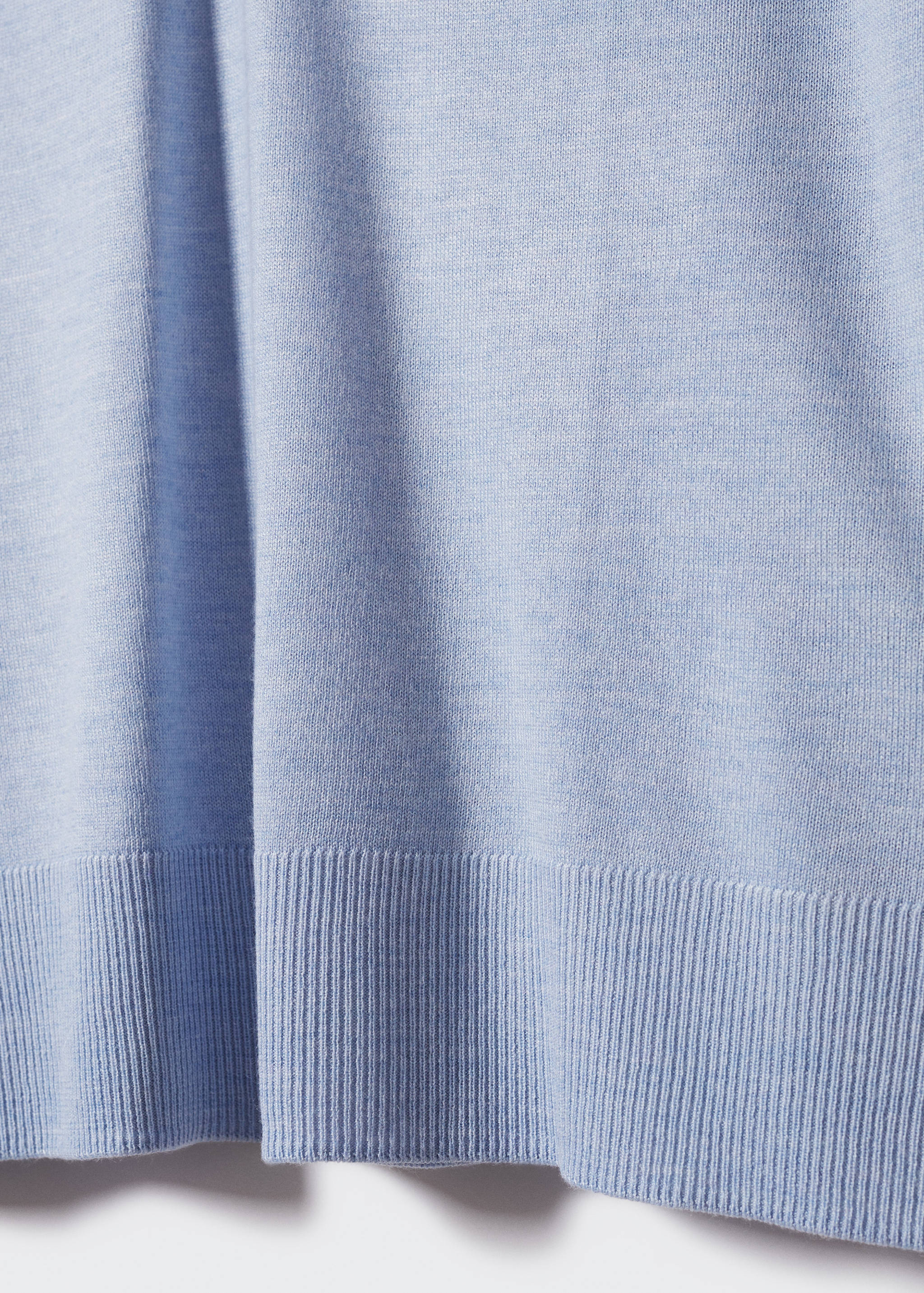 Sweter z cienkiej dzianiny z dekoltem w serek - Szczegóły artykułu 8