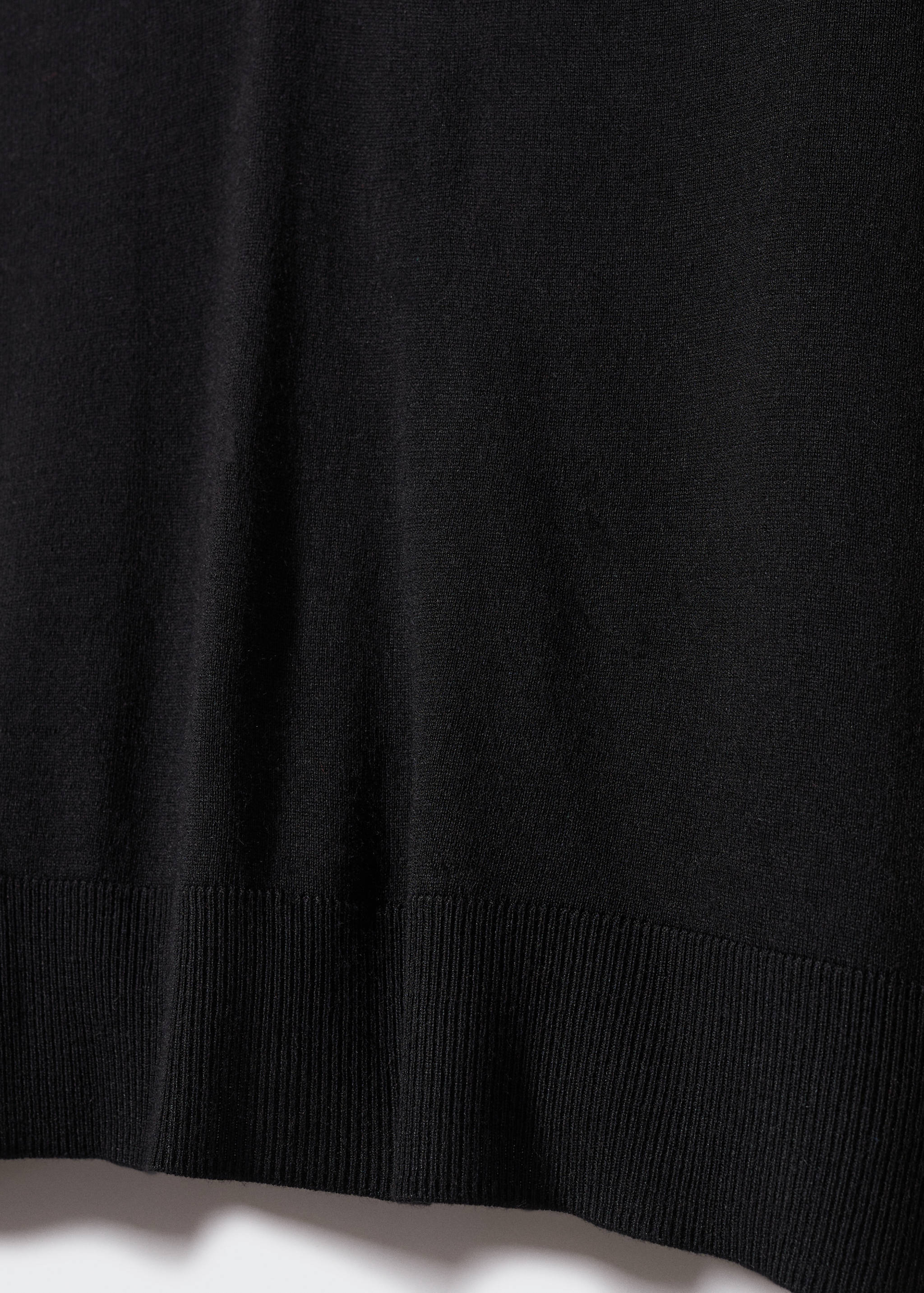 Sweter z cienkiej dzianiny z dekoltem w serek - Szczegóły artykułu 8