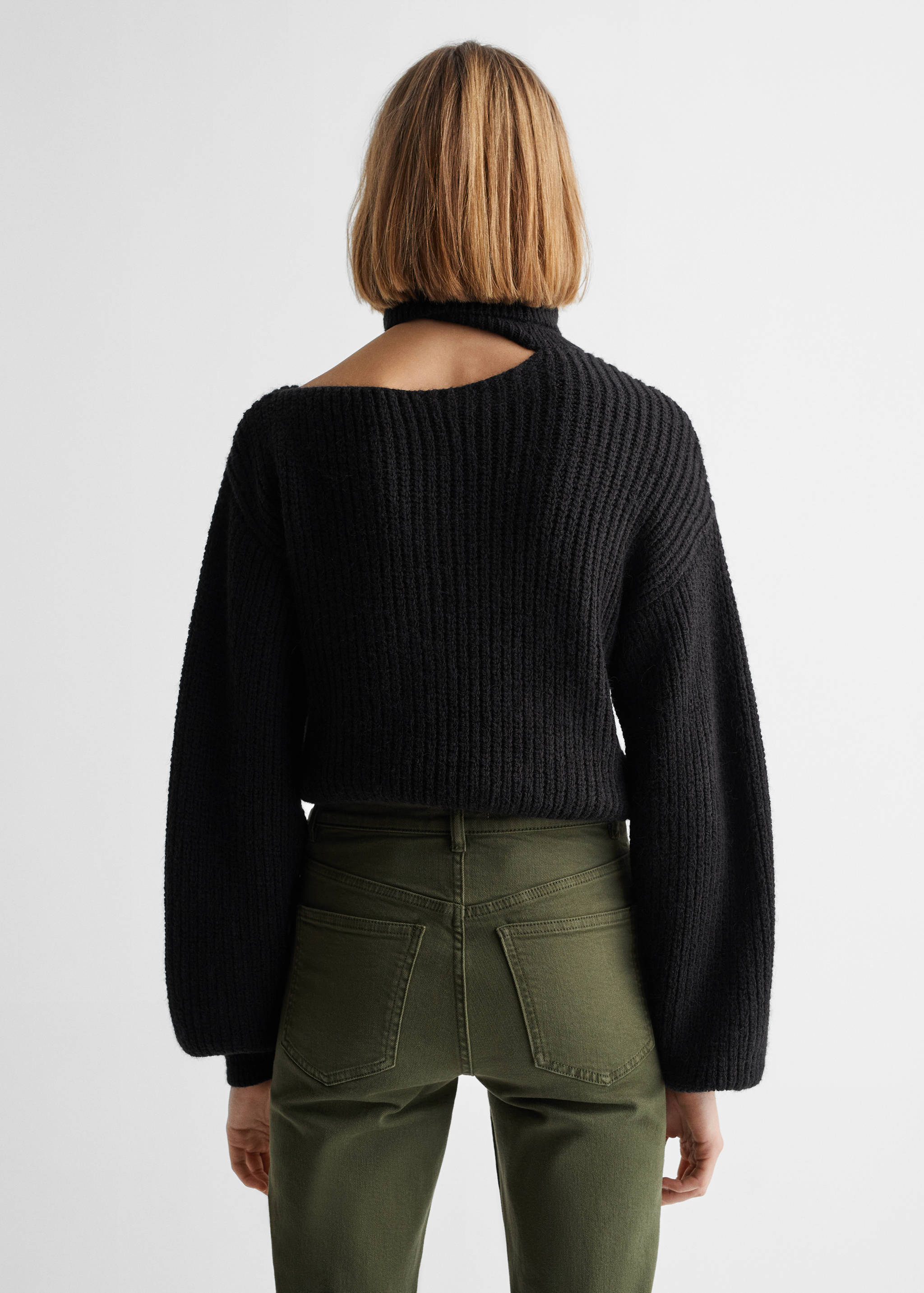 Cut-out neck sweater - Reverse of the article