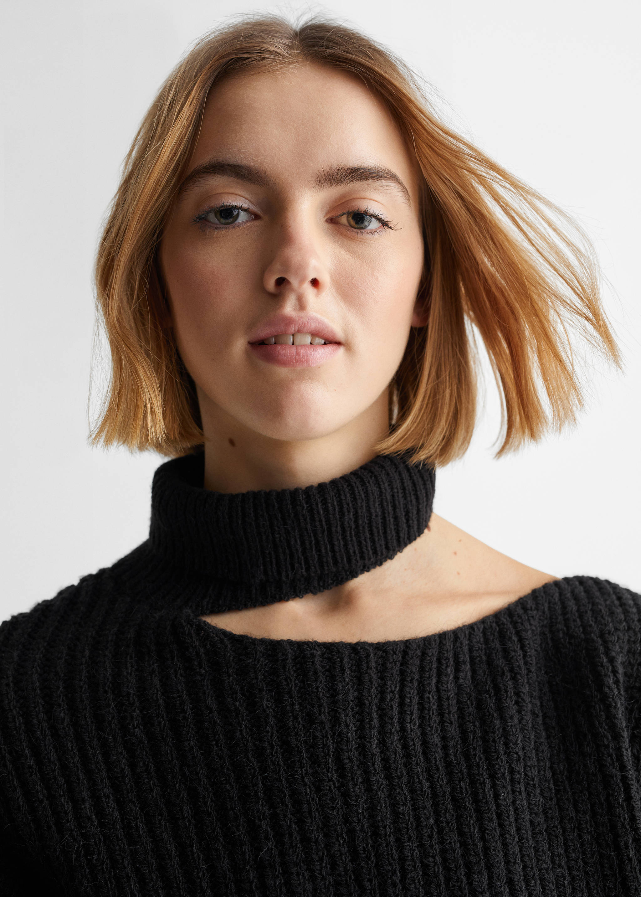 Cut-out neck sweater - Details of the article 1