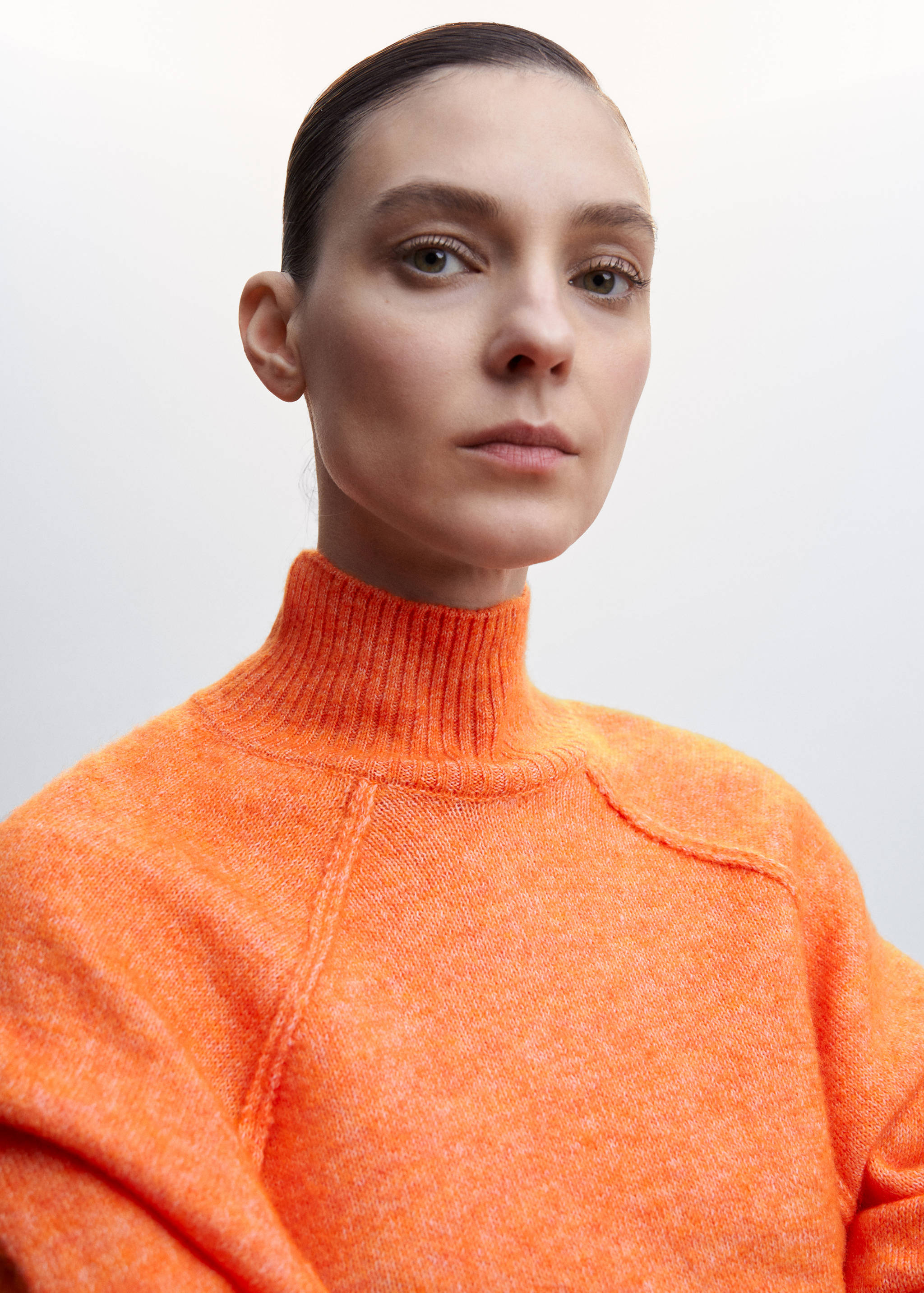 Turtleneck sweater with seams - Details of the article 1