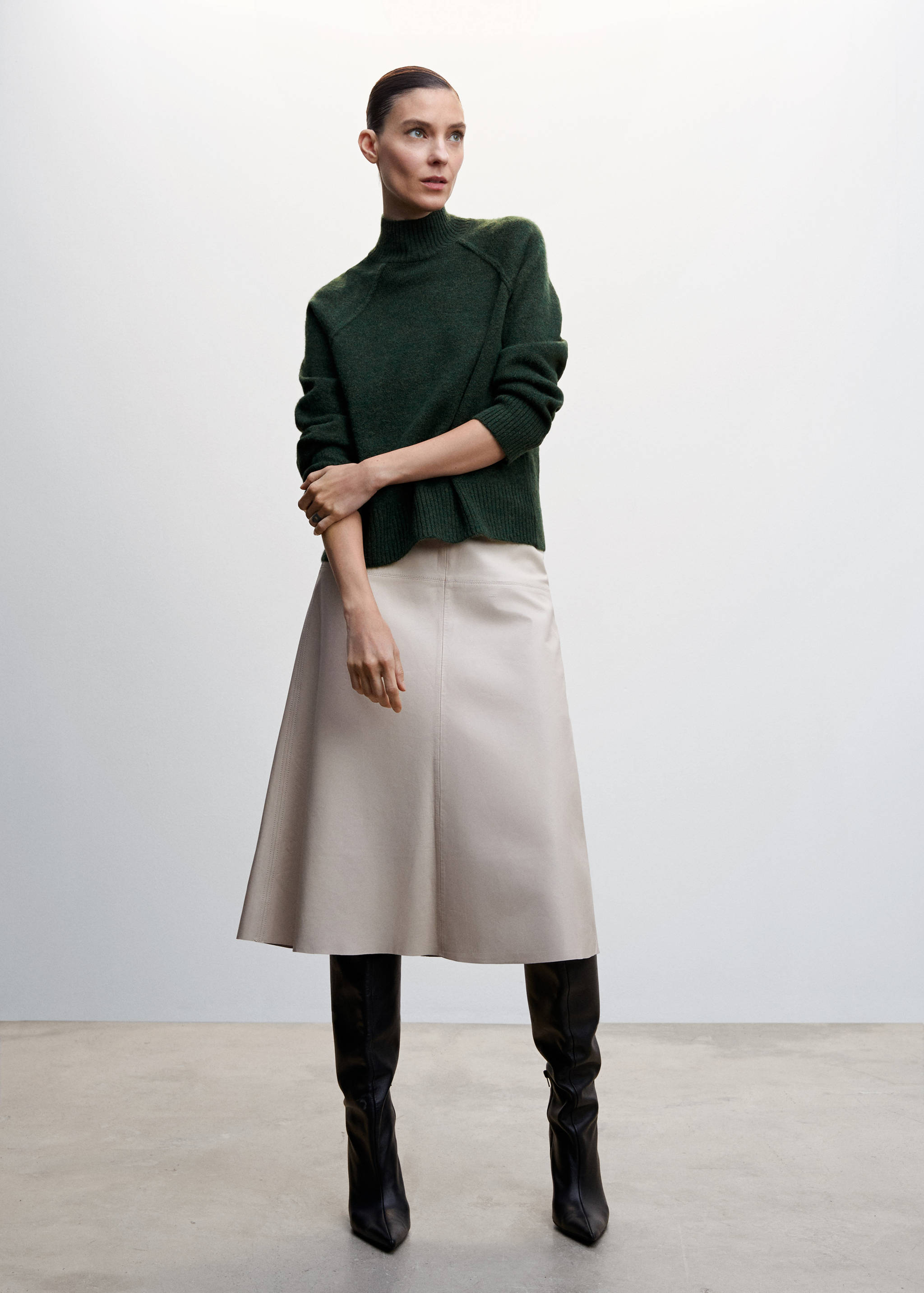 Turtleneck sweater with seams - General plane