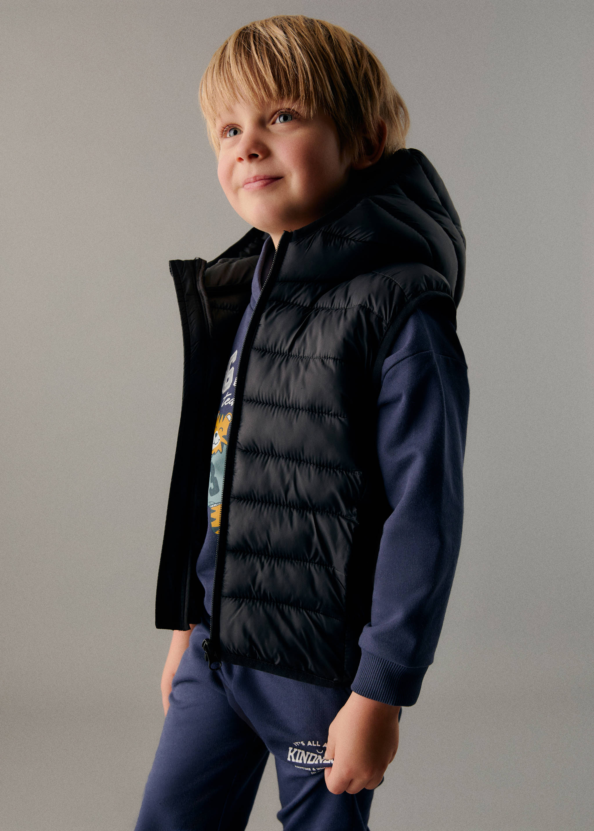 Gilet matelassé à capuche - Plan moyen