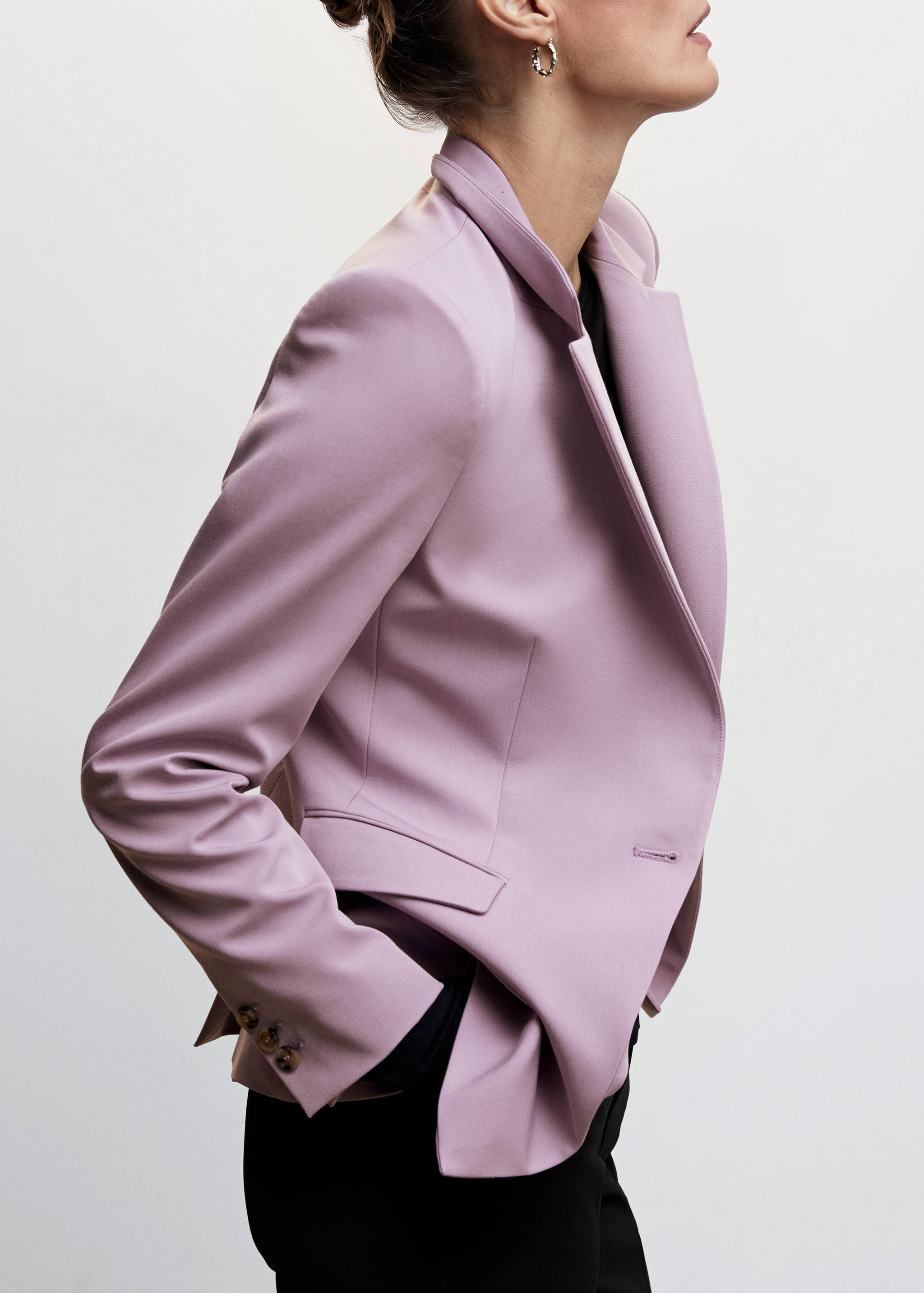 Colbert met knoop - Detail van het artikel 6