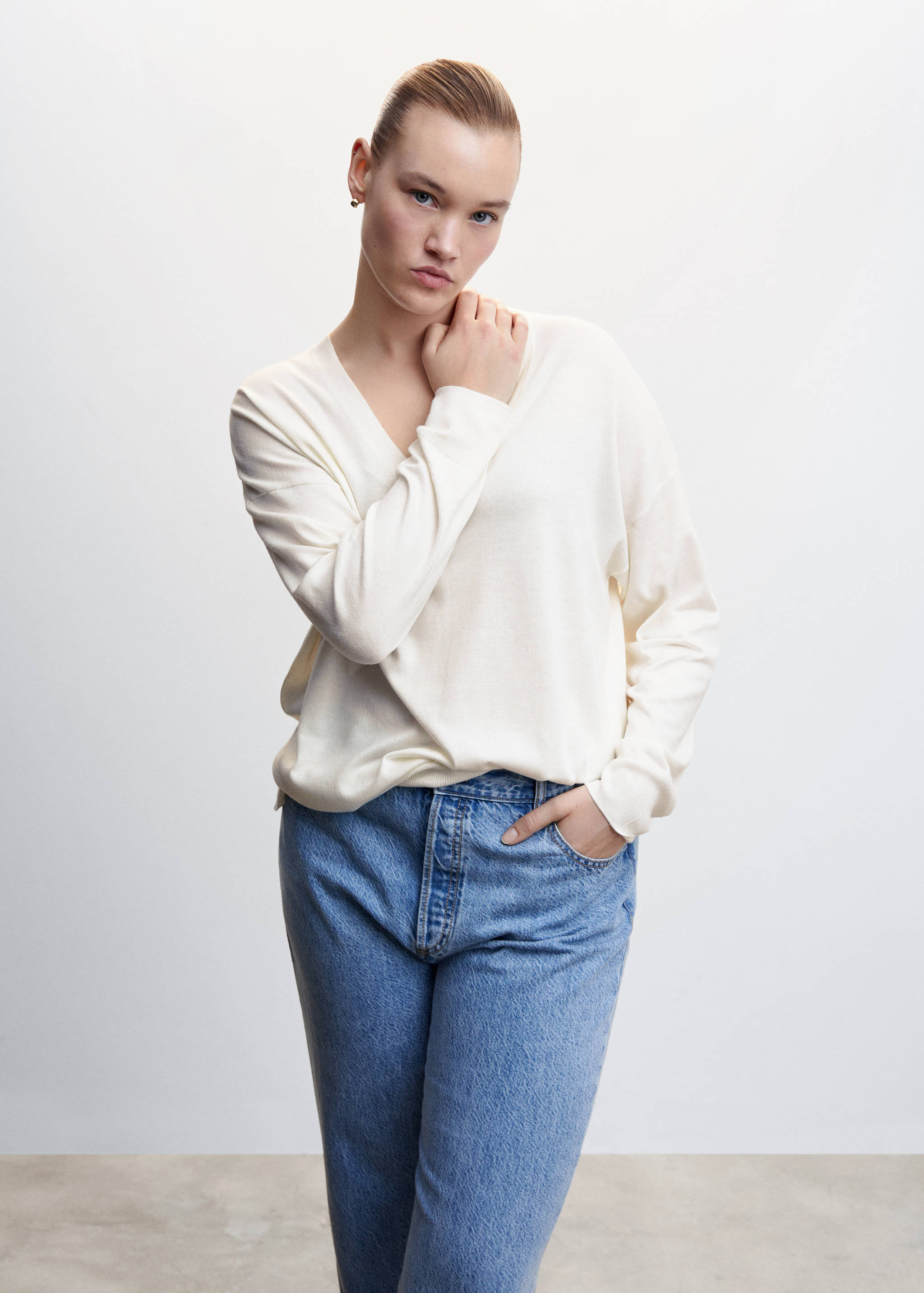 V-neck pullover with slits - Details of the article 5