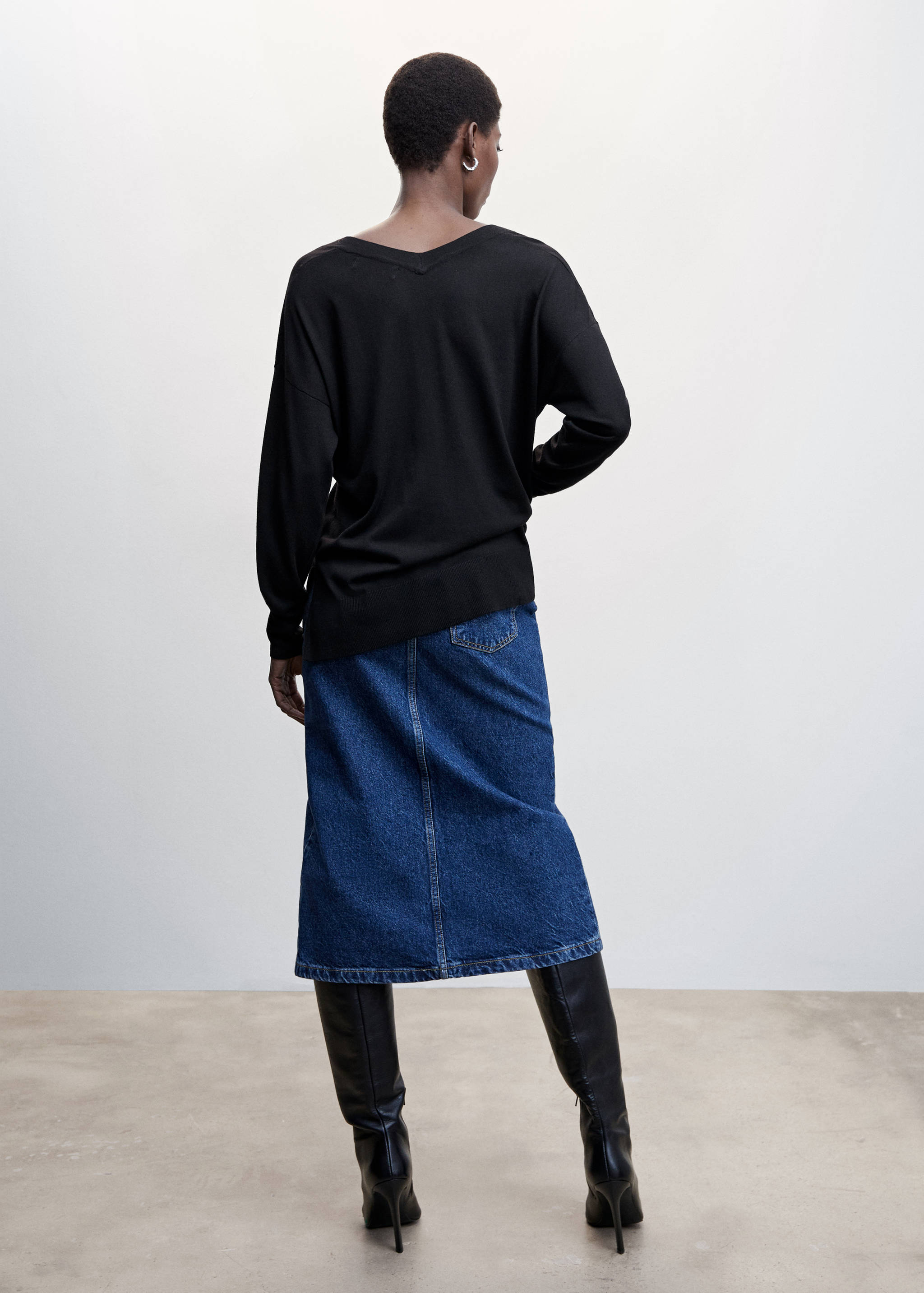 V-neck pullover with slits - Reverse of the article