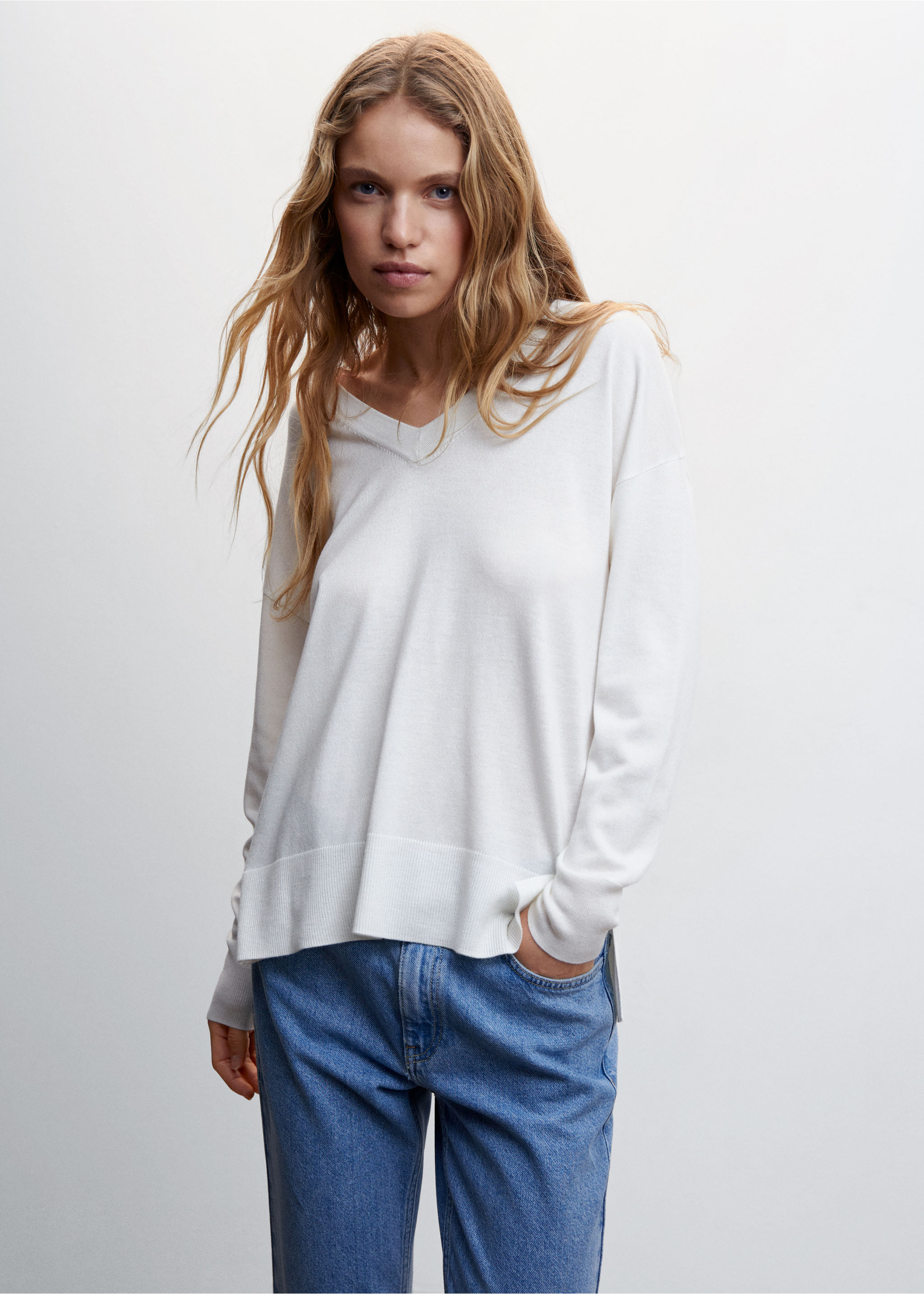 V-neck pullover with slits - Medium plane