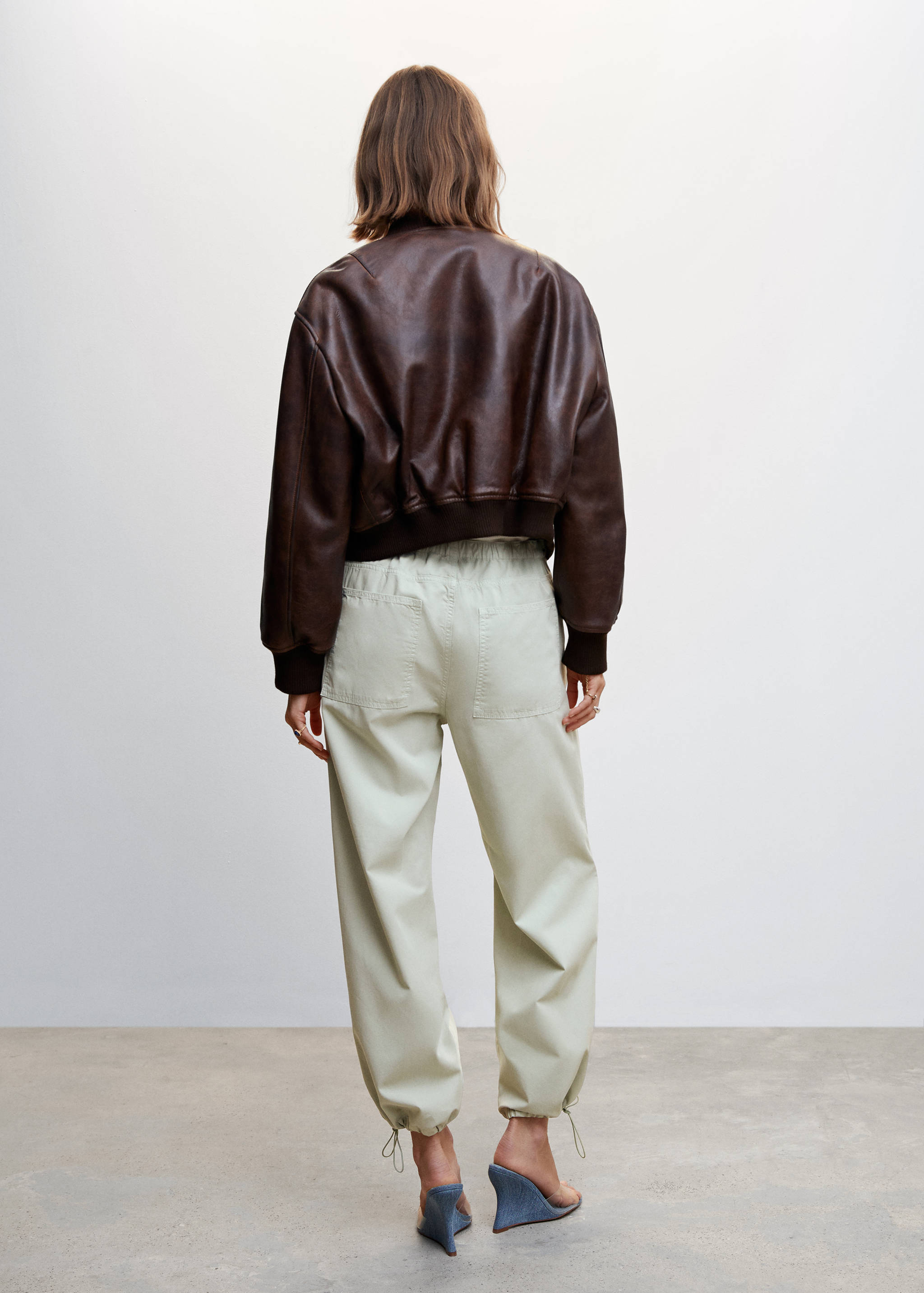 Calças à paraquedista - Verso do artigo