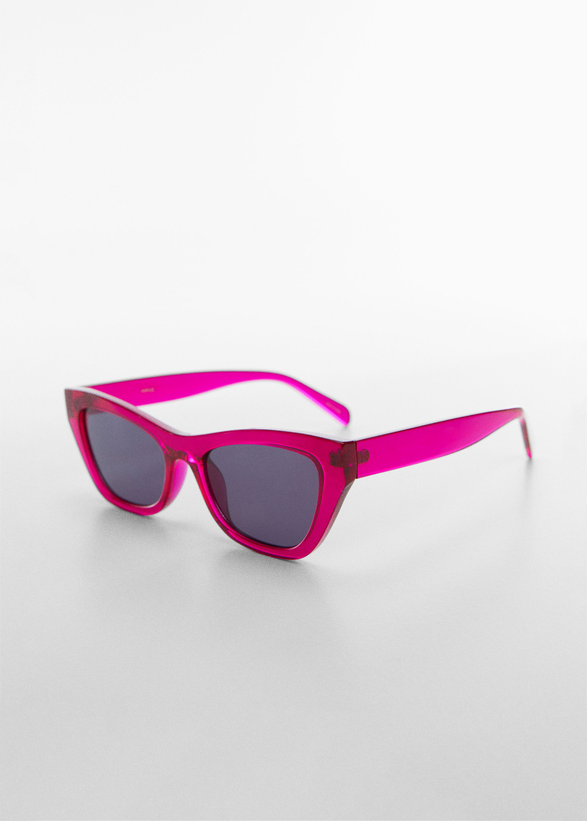 Lunettes de soleil cat-eye - Plan moyen