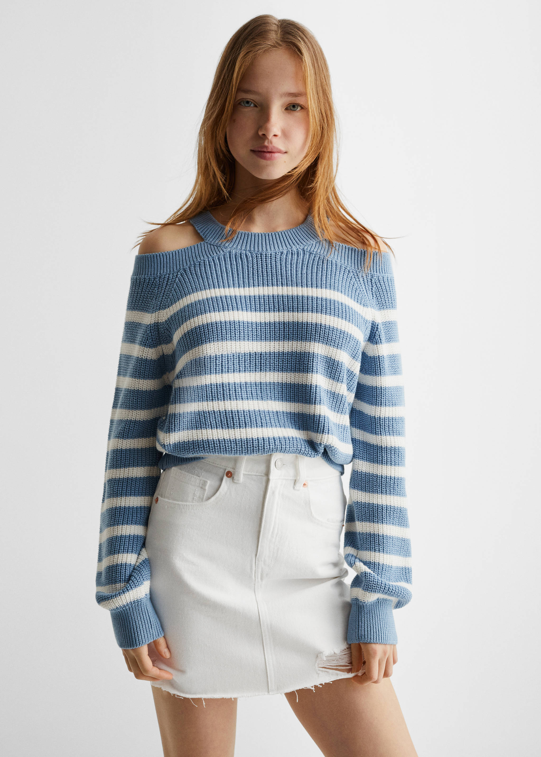 Minijupe jean ourlet effiloché - Plan moyen