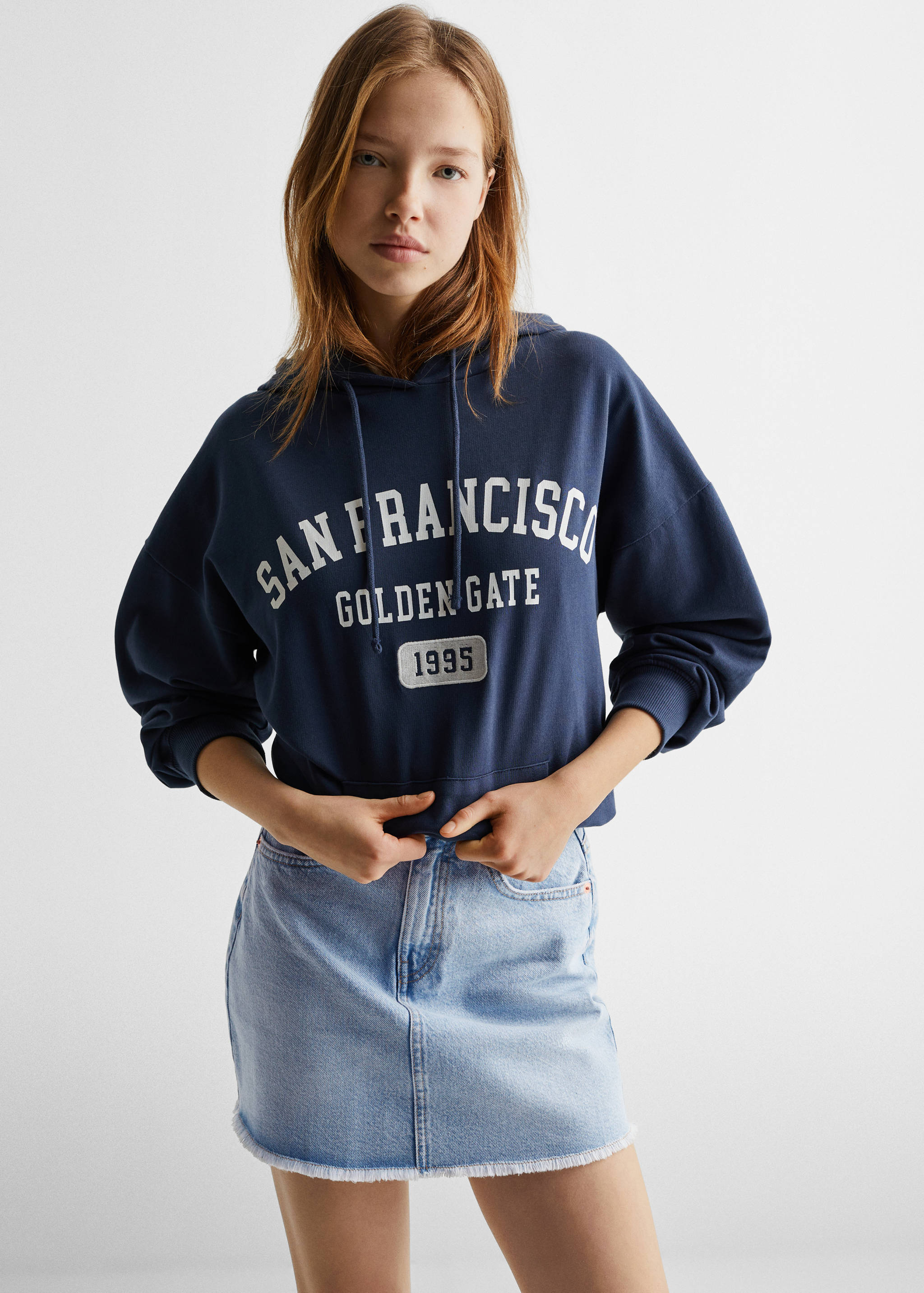 Minijupe jean ourlet effiloché - Plan moyen