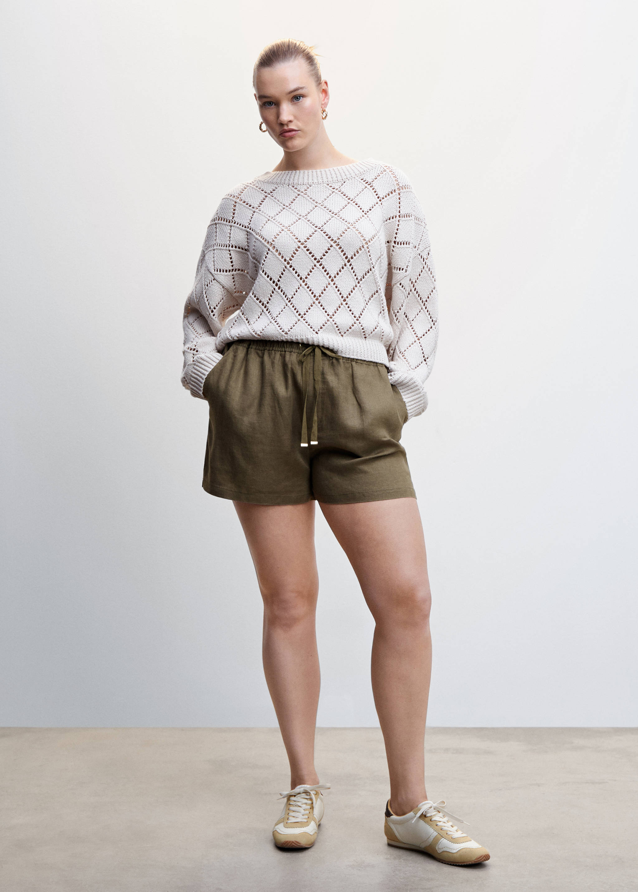 Linen shorts with drawstring - Details of the article 3
