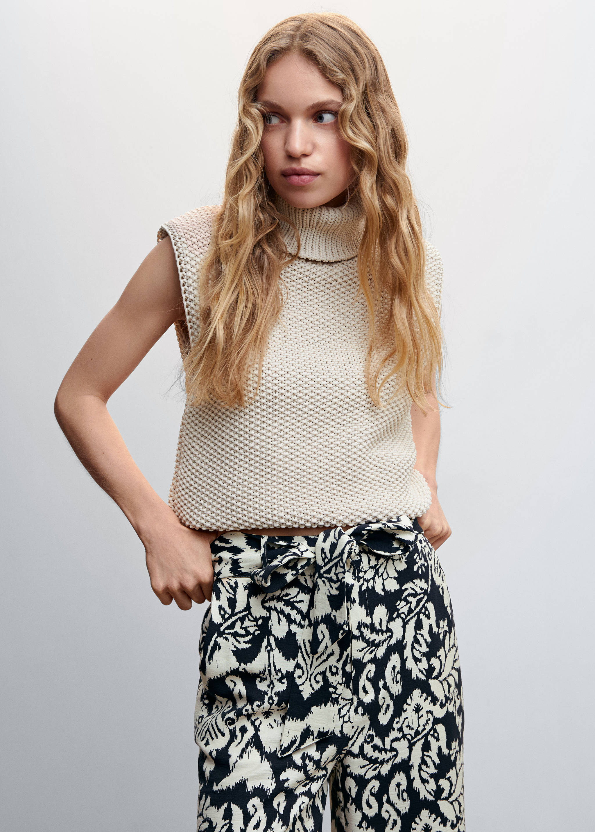 Printed trousers with bow - Details of the article 1