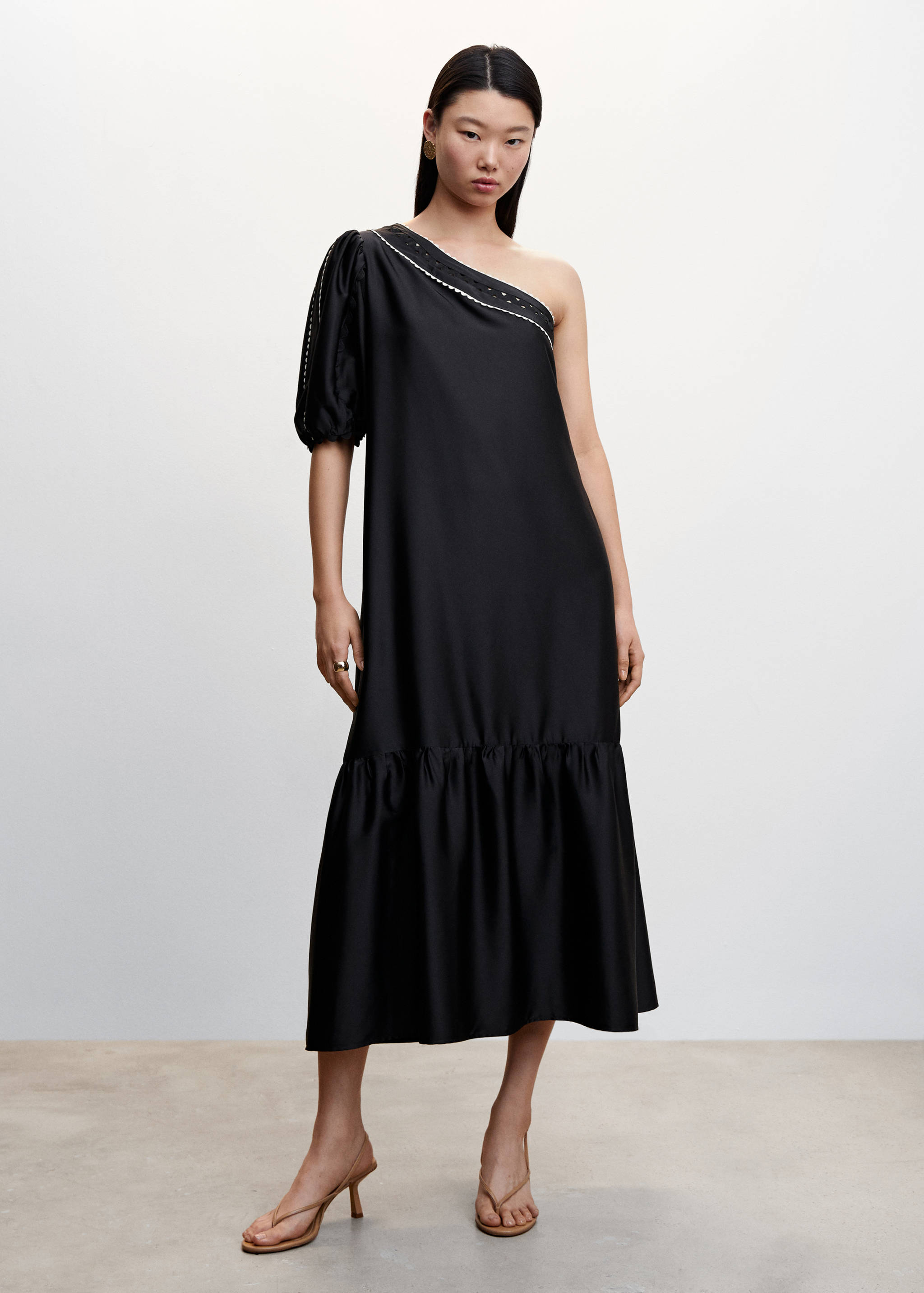 Asymmetrical satin dress - General plane