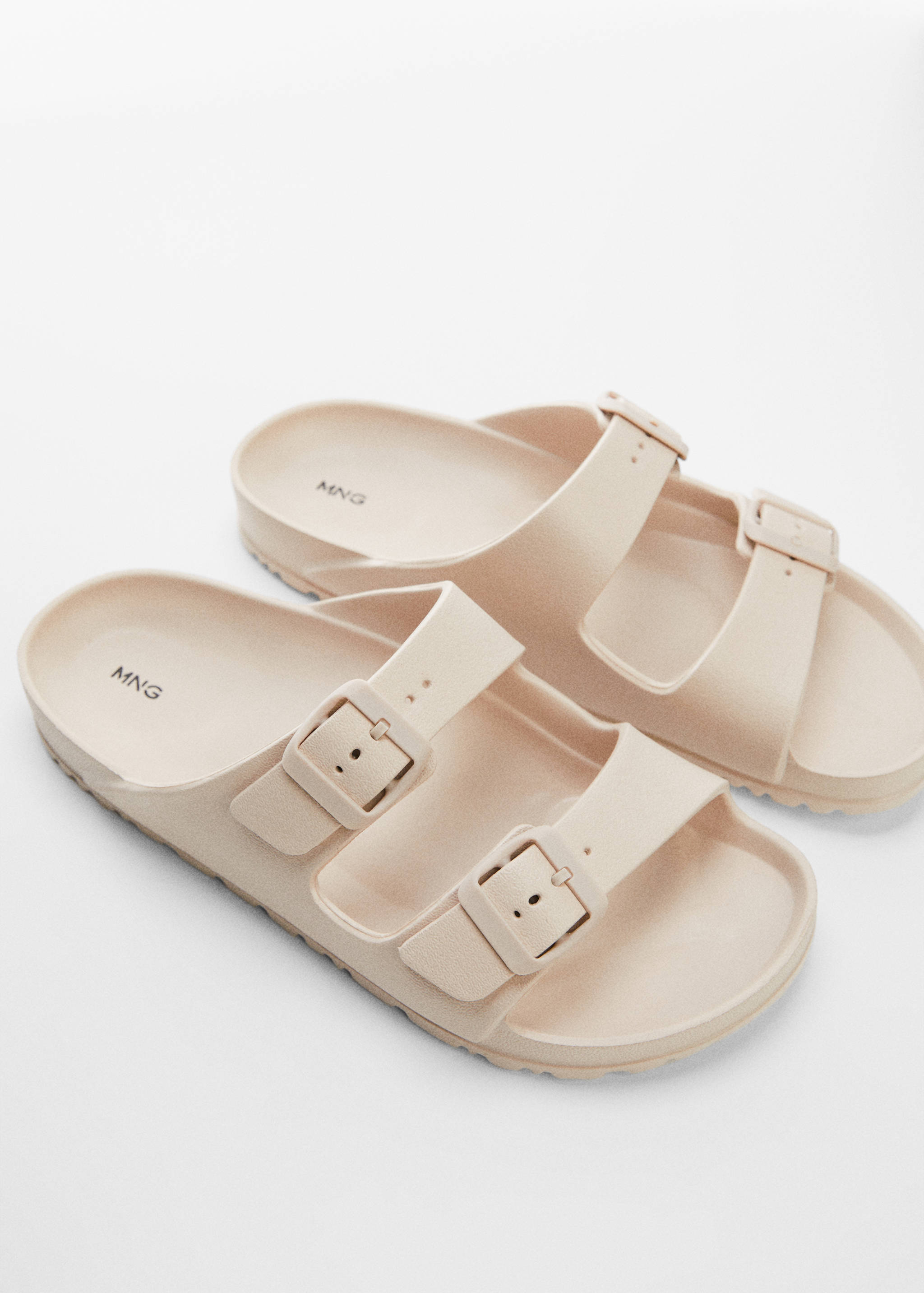 Claquettes boucles  - Plan moyen