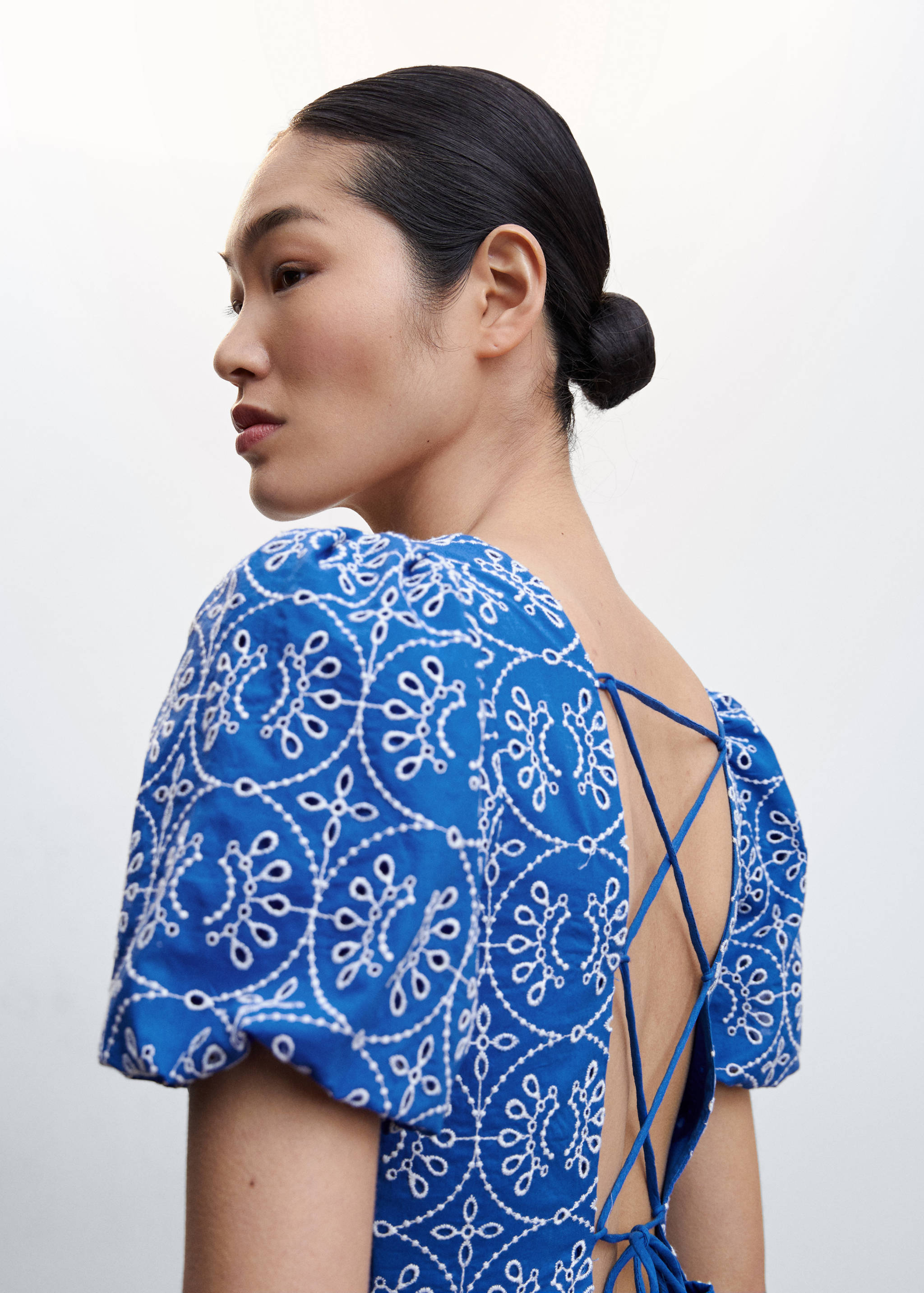 Vyšívané šaty s otevřenými zády - Detail zboží 1