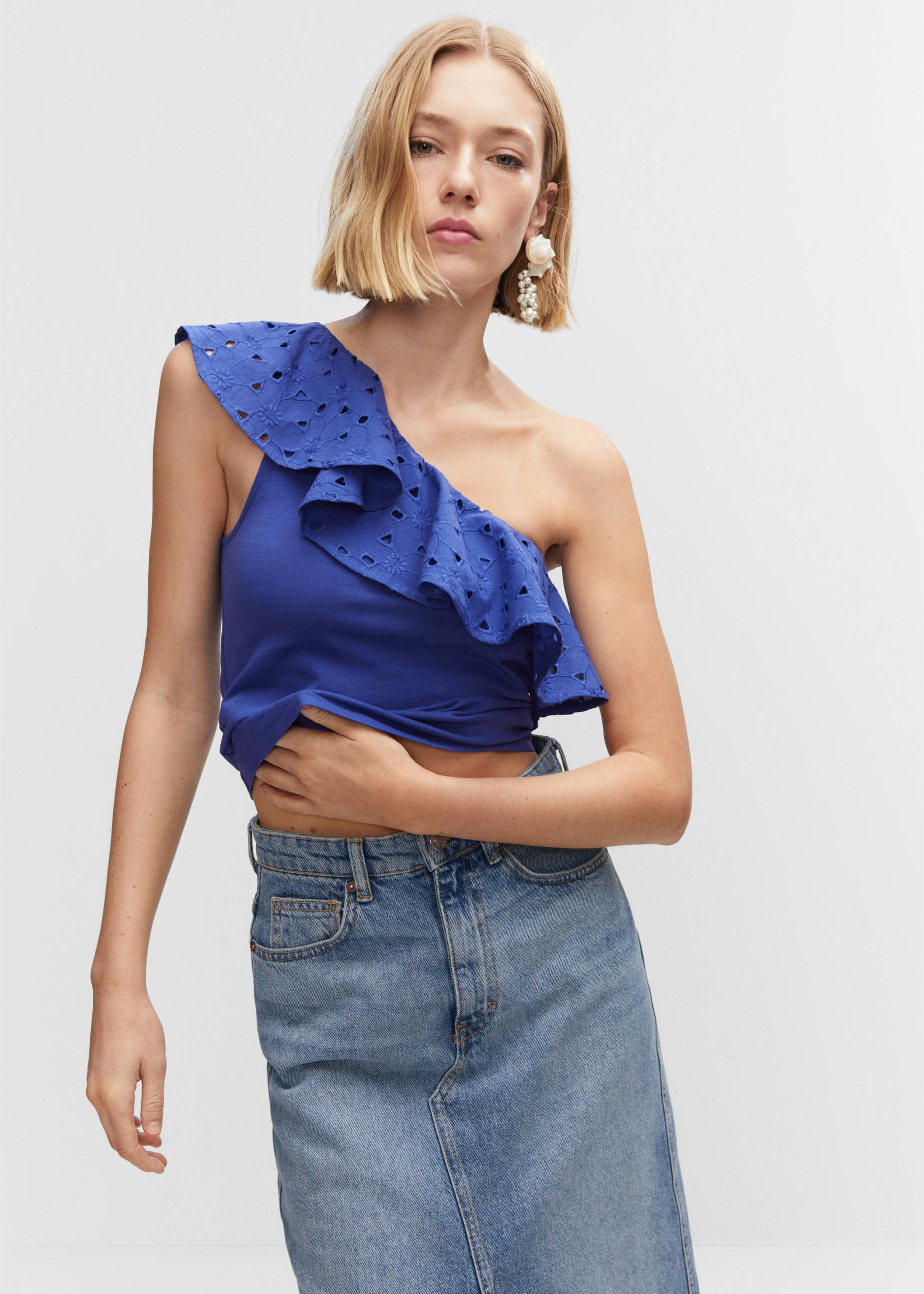 Top asimétrico volante bordado - Plano medio