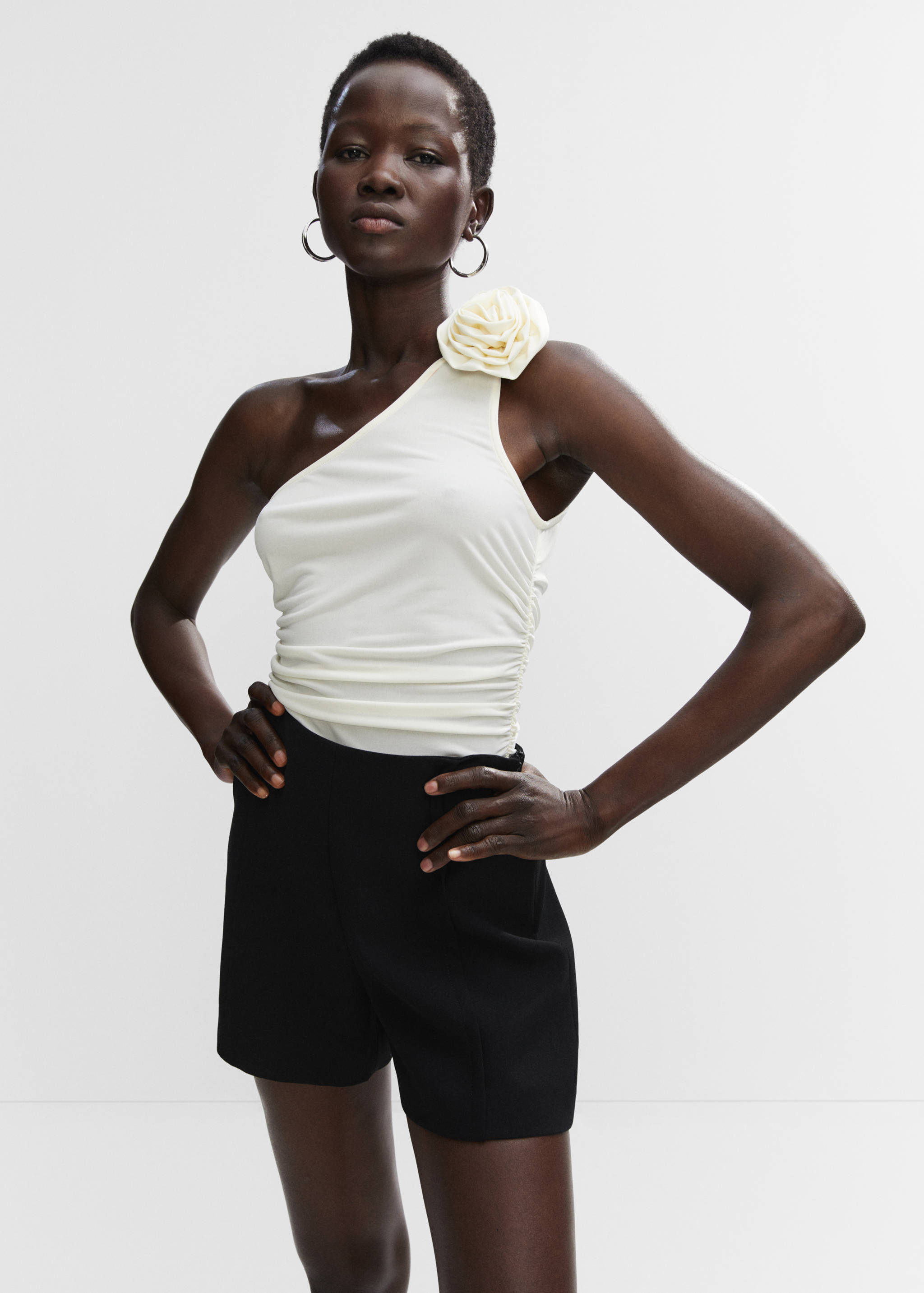 Shorts rectos tiro alto - Plano medio