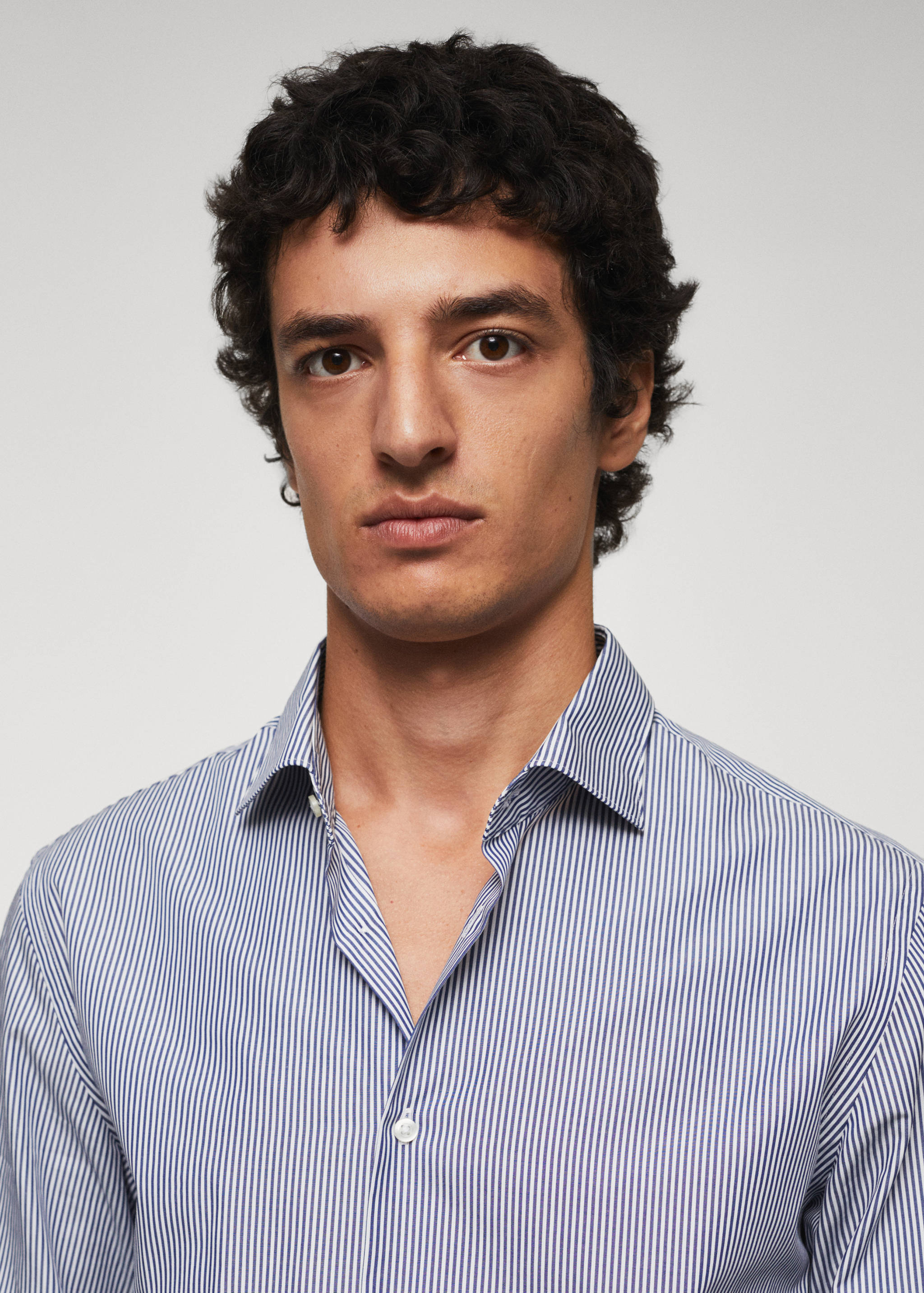 Gestreiftes Slim Fit-Hemd aus Baumwolle - Detail des Artikels 1