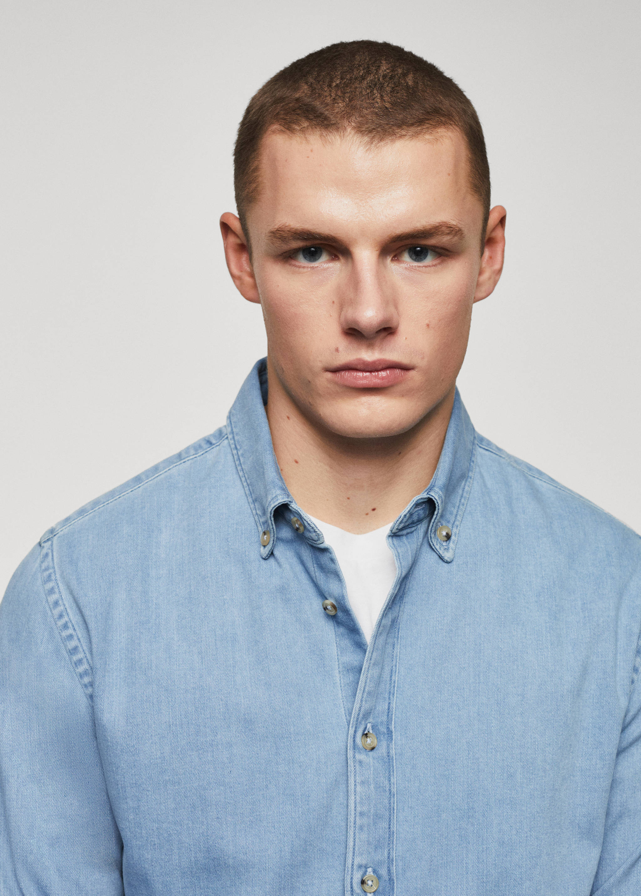 Slim-fit denim shirt - Details of the article 1