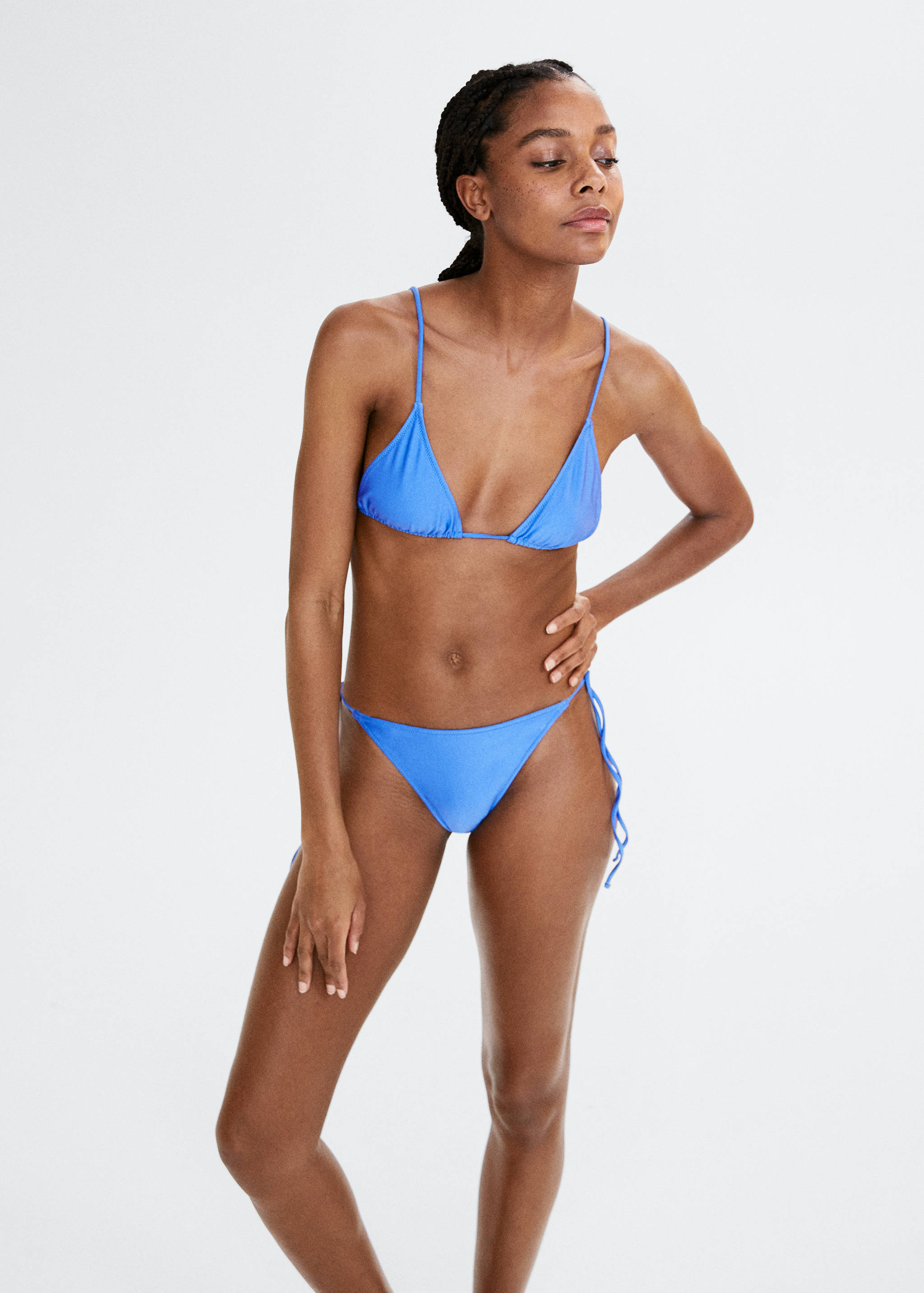 Braguita bikini clásica lazos - Plano medio