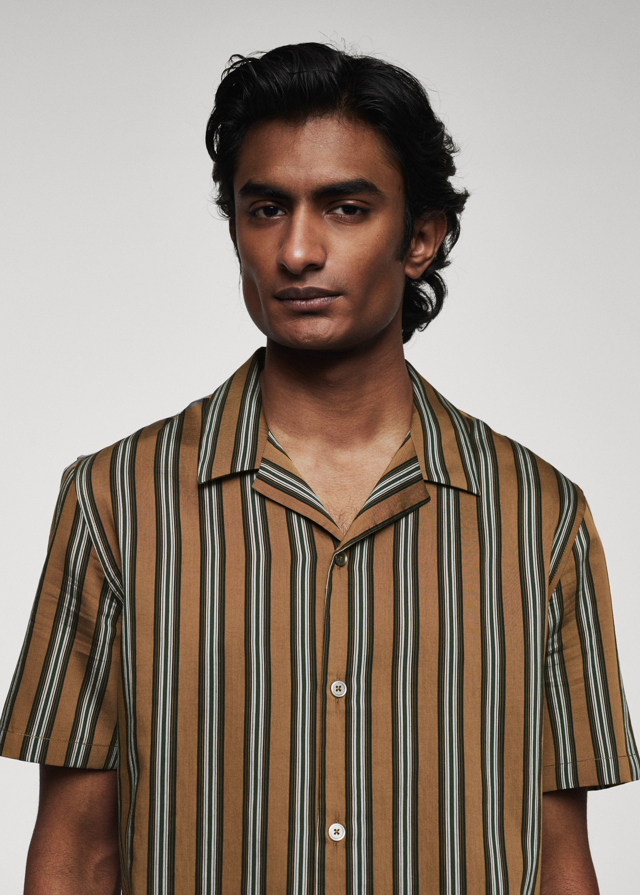 Regular-fit shirt with bowling neck - Details of the article 1