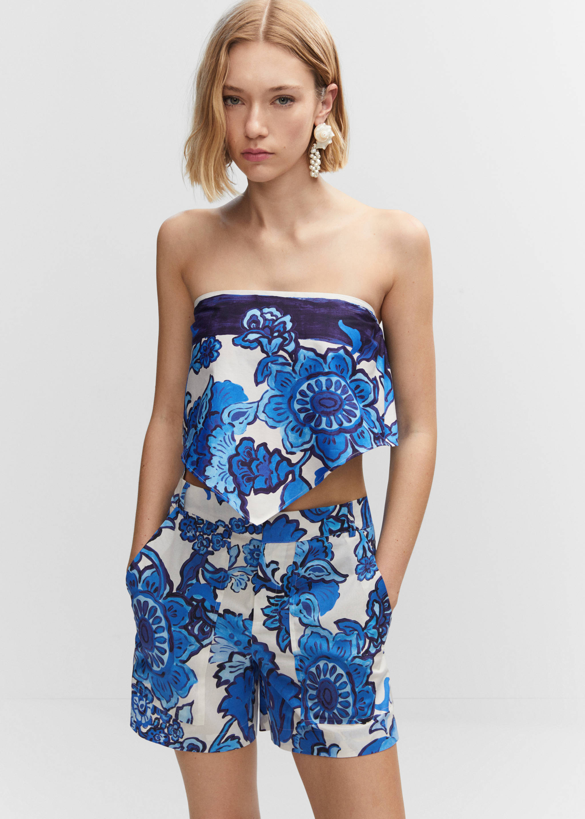 Šortky s květinovým potiskem - Náhled ve středové rovině