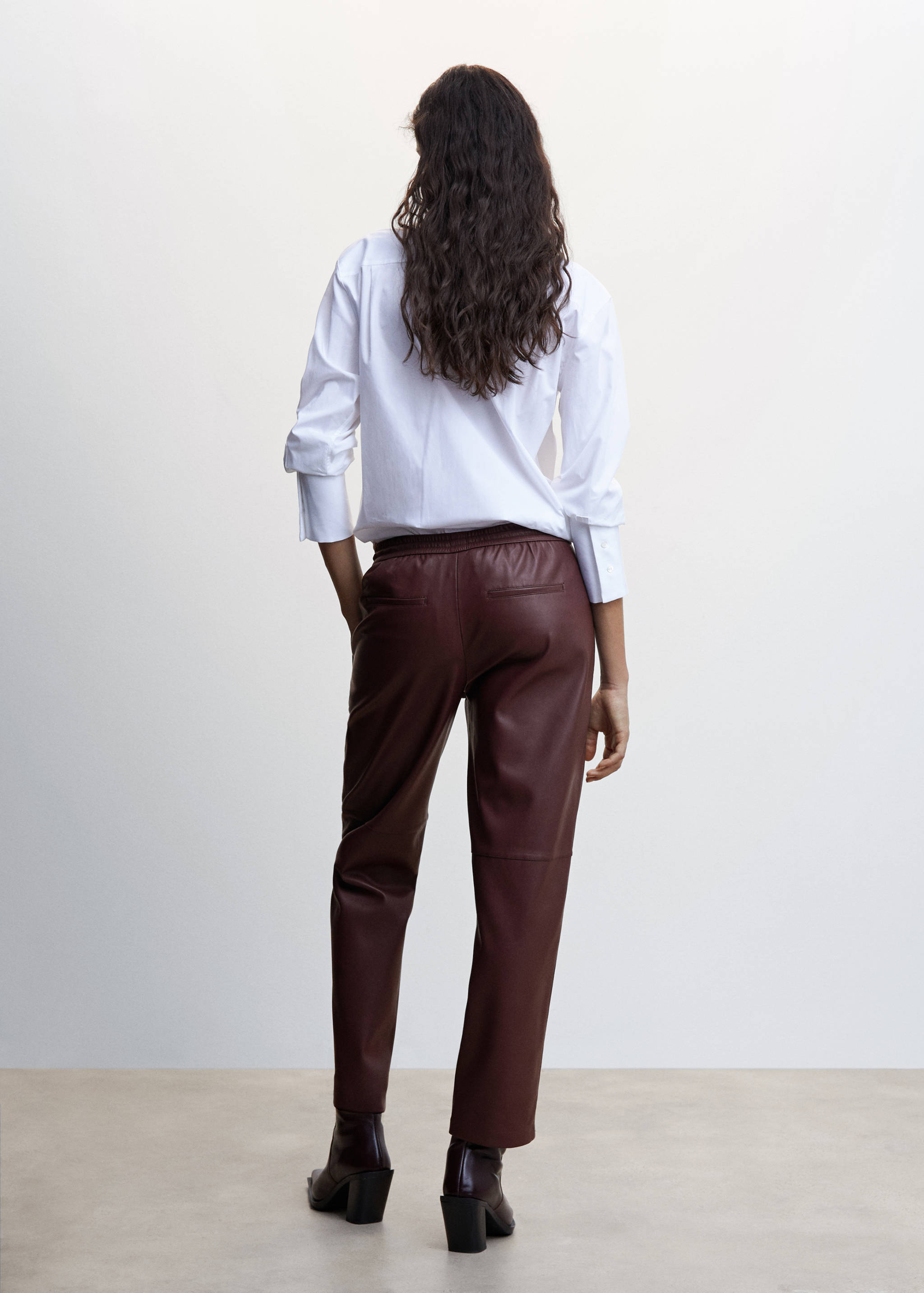 Faux-leather trousers with elastic waist - Reverse of the article