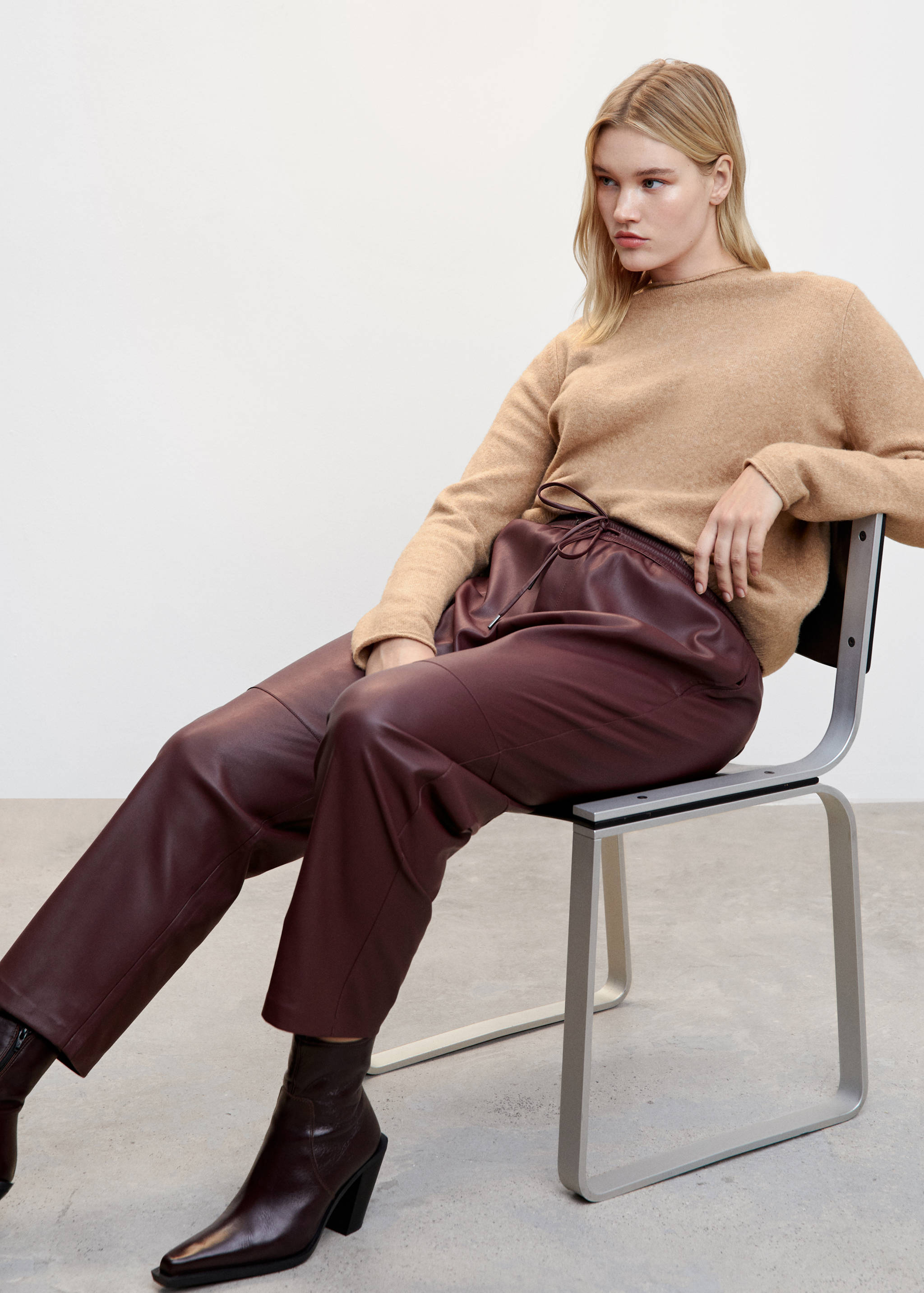 Faux-leather trousers with elastic waist - Details of the article 4